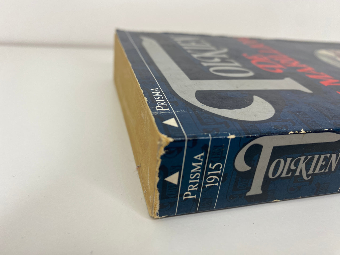 De Silmarillion by J.R.R. Tolkien, ISBN: 9027410437 beschadiging bovenkant