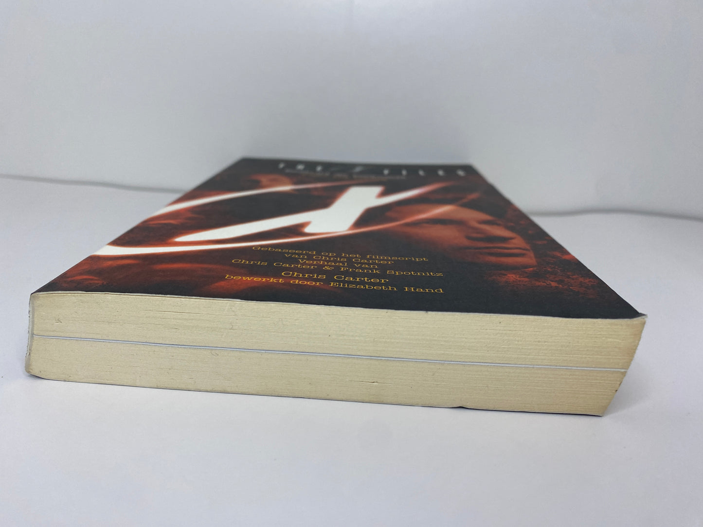 Bestrijd De Toekomst, boek 7 in de X-Files serie, door Chris Carter, ISBN: 9789021534657, onderkant