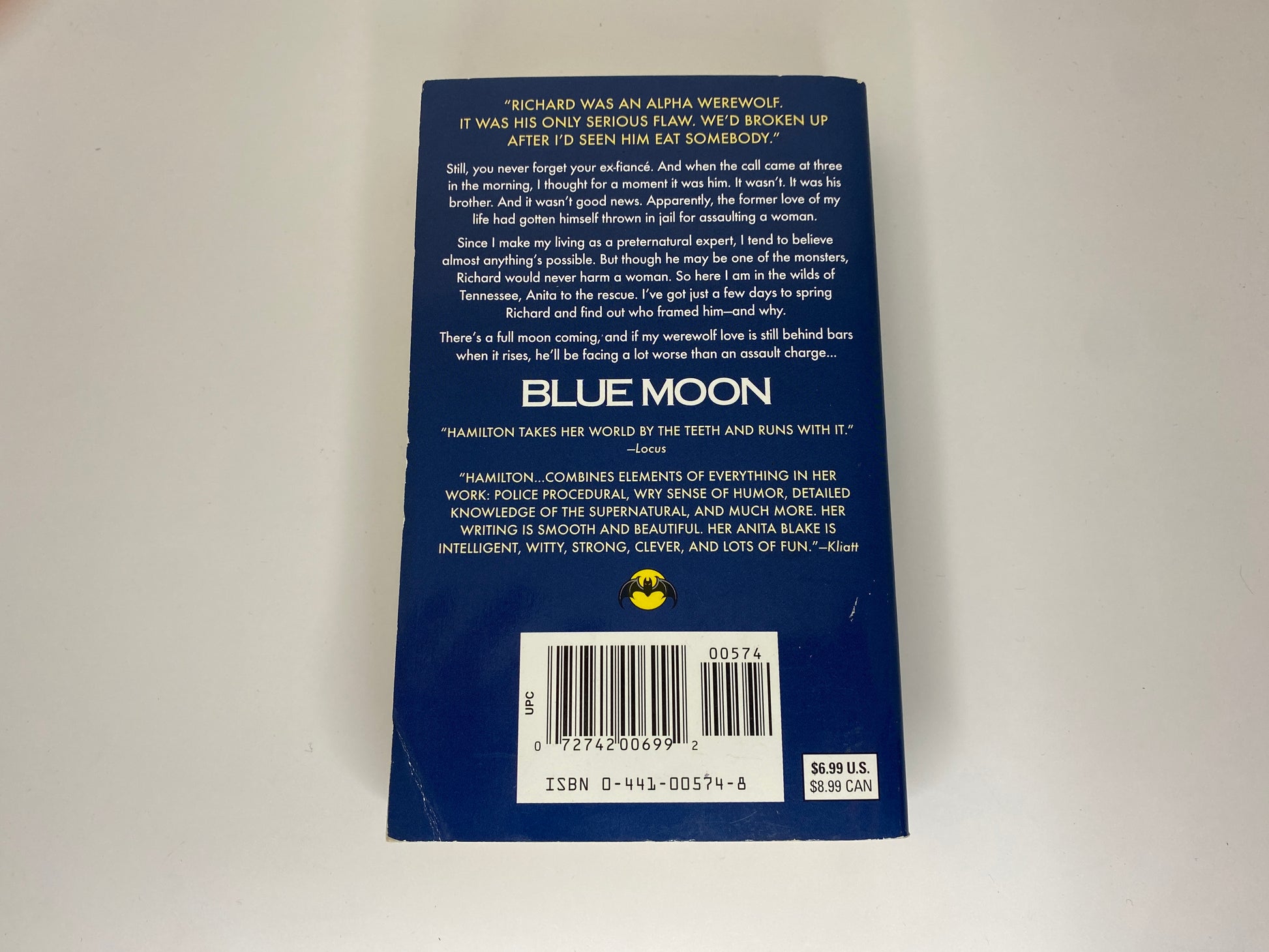 Blue Moon by Laurell K. Hamilton, book 8 in the Anita Blake Vamire Hunter series ISBN: 9780441005748 achterkant
