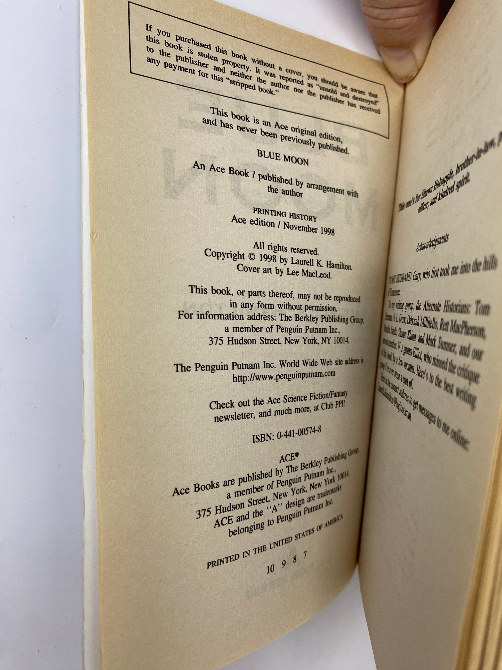 Blue Moon by Laurell K. Hamilton, book 8 in the Anita Blake Vamire Hunter series ISBN: 9780441005748, infopagina