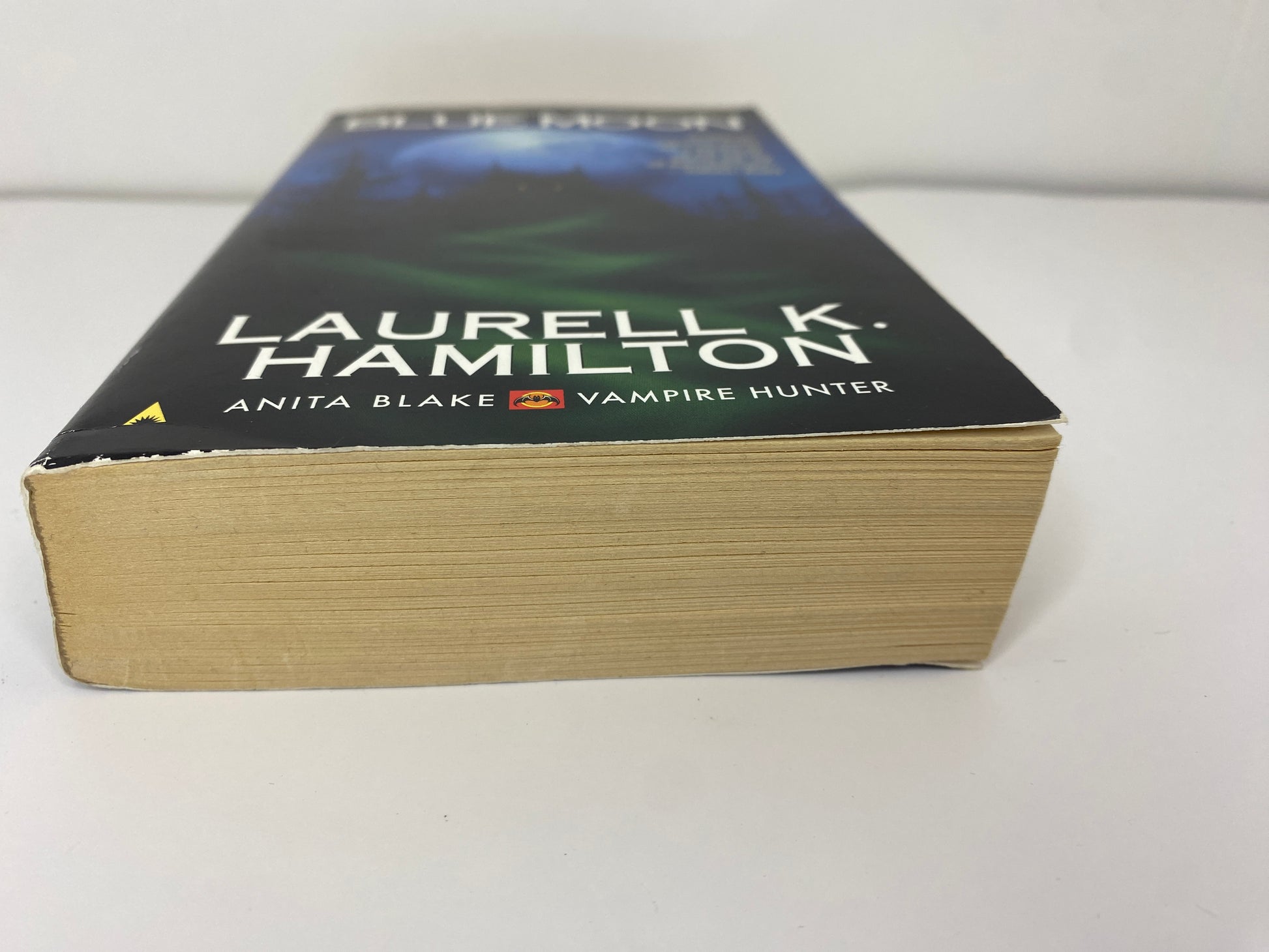 Blue Moon by Laurell K. Hamilton, book 8 in the Anita Blake Vamire Hunter series ISBN: 9780441005748, onderkant