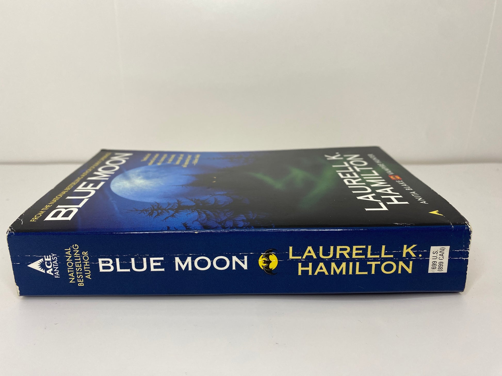 Blue Moon by Laurell K. Hamilton, book 8 in the Anita Blake Vamire Hunter series ISBN: 9780441005748, rug