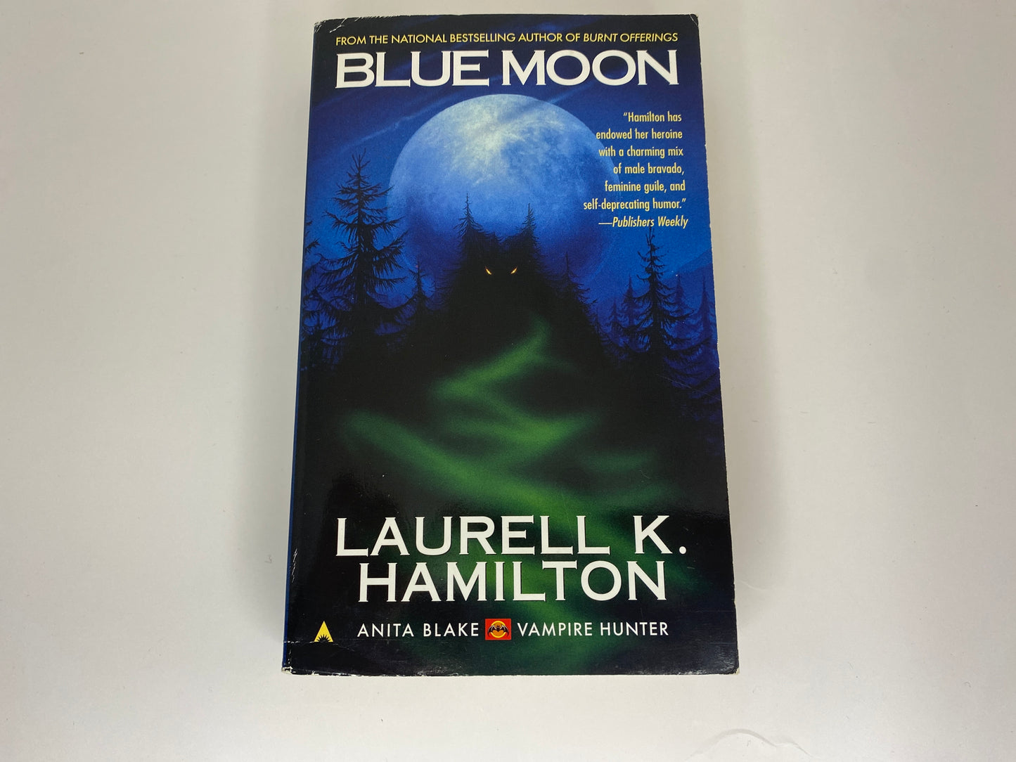 Blue Moon by Laurell K. Hamilton, book 8 in the Anita Blake Vamire Hunter series ISBN: 9780441005748, voorkant