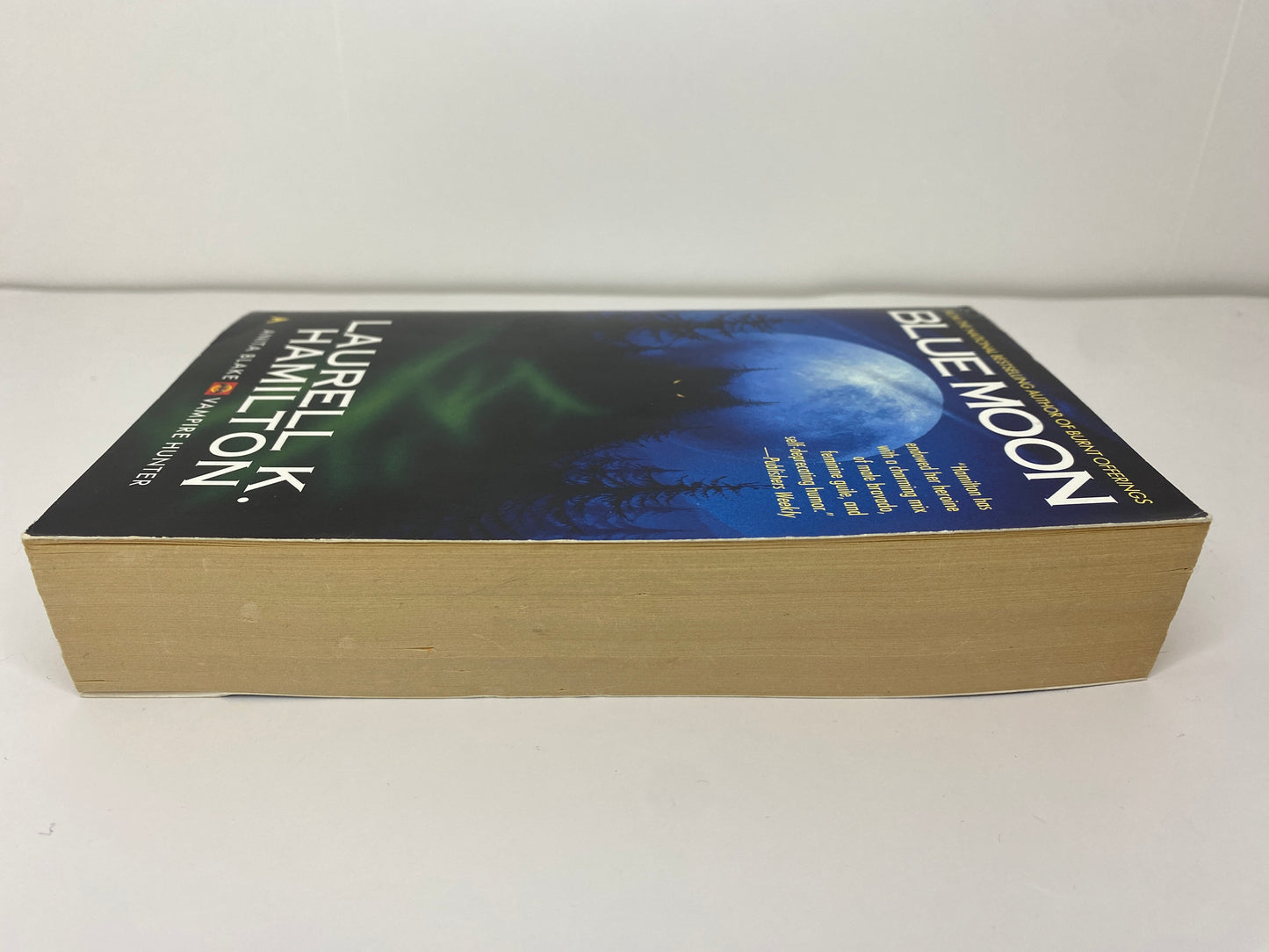 Blue Moon by Laurell K. Hamilton, book 8 in the Anita Blake Vamire Hunter series ISBN: 9780441005748, zijkant