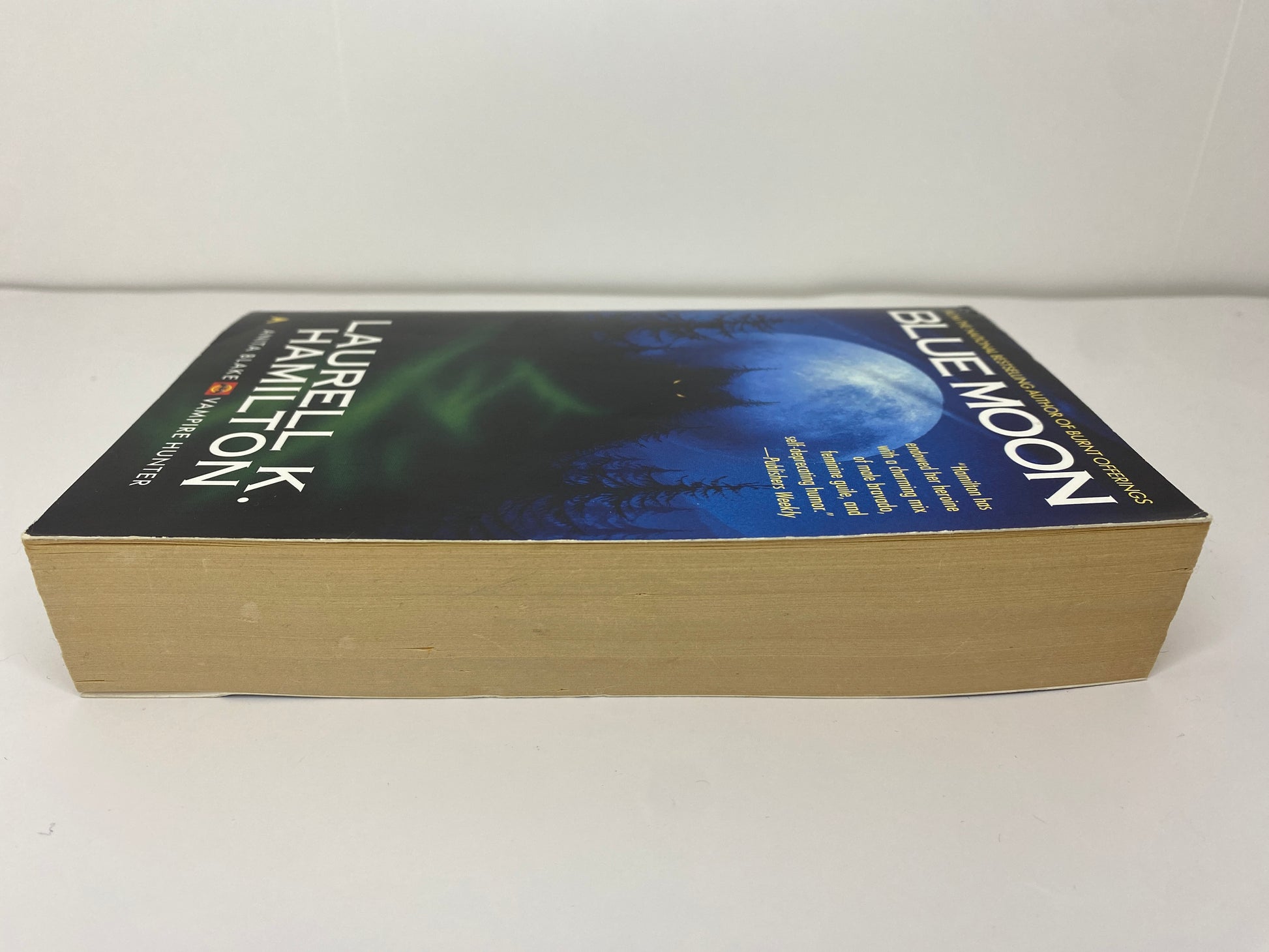 Blue Moon by Laurell K. Hamilton, book 8 in the Anita Blake Vamire Hunter series ISBN: 9780441005748, zijkant