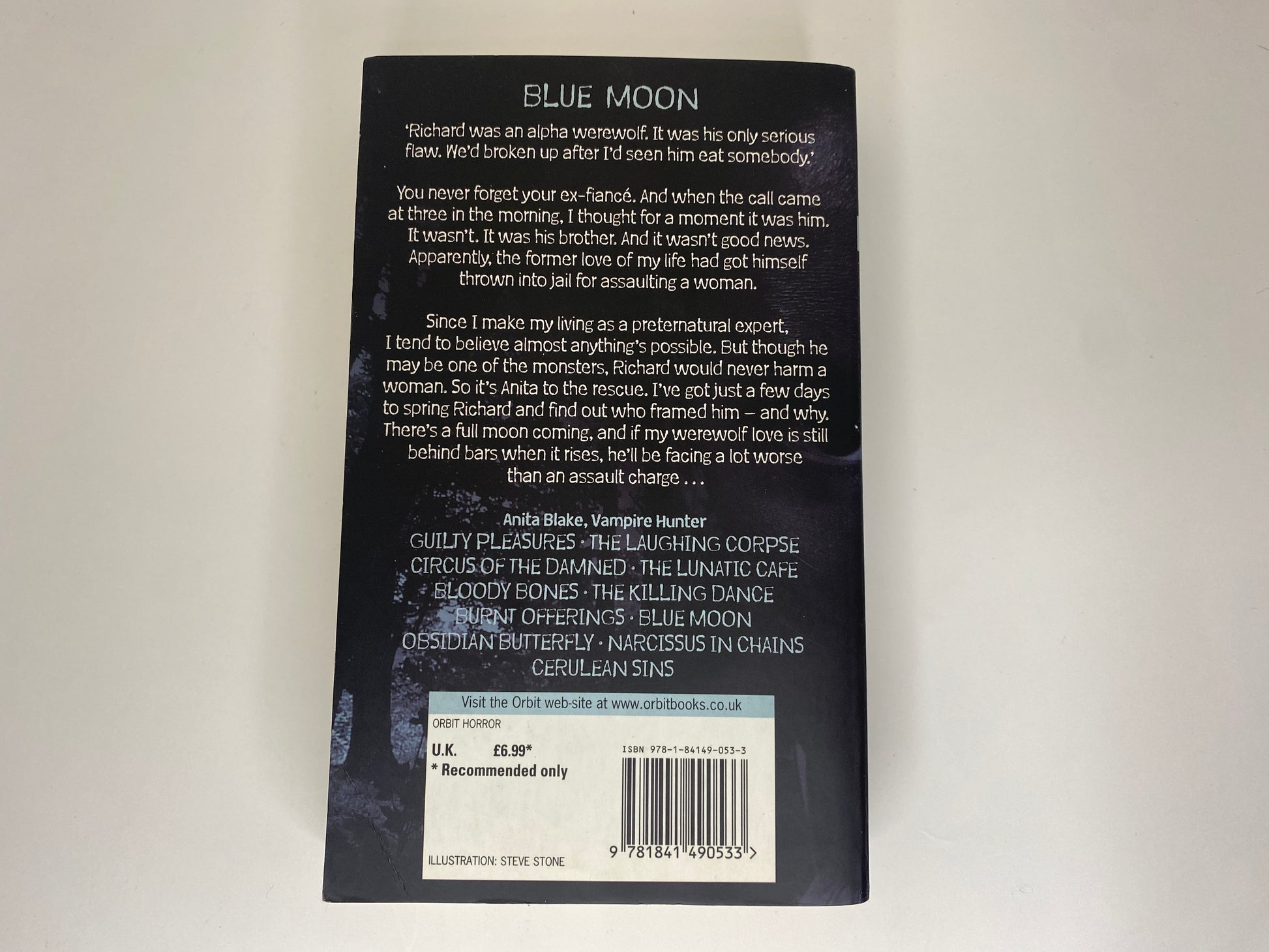 Blue Moon by Laurell K. Hamilton, book 8 in the Anita Blake Vamire Hunter series ISBN: 9781841490533, achterkant