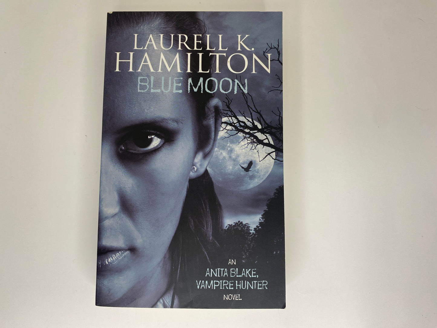 Blue Moon by Laurell K. Hamilton, book 8 in the Anita Blake Vamire Hunter series ISBN: 9781841490533, voorkant