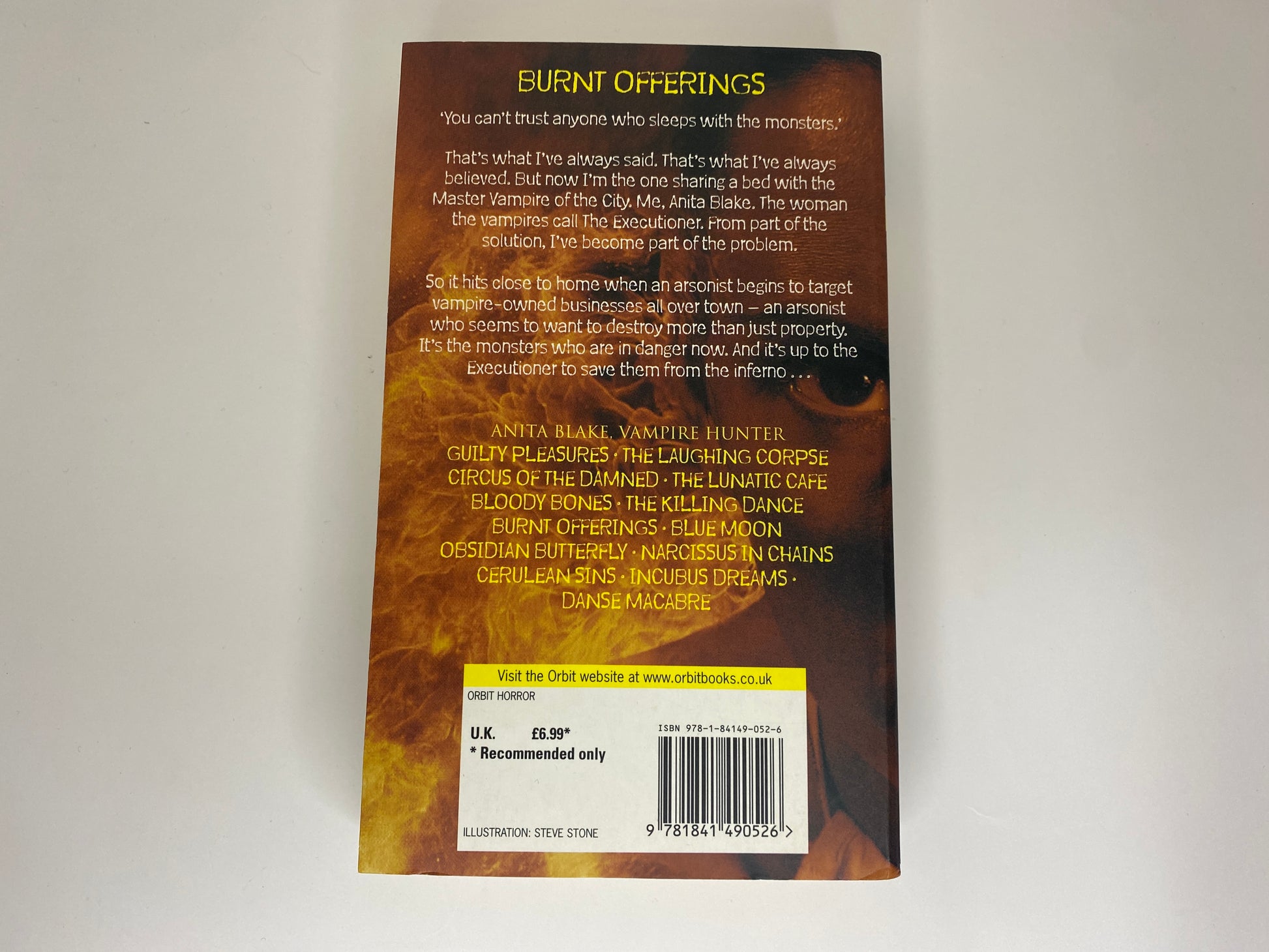 Burnt Offerings by Laurell K. Hamilton, book 7 in the Anita Blake, Vampire Hunter series, ISBN: 9781841490526, achterkant