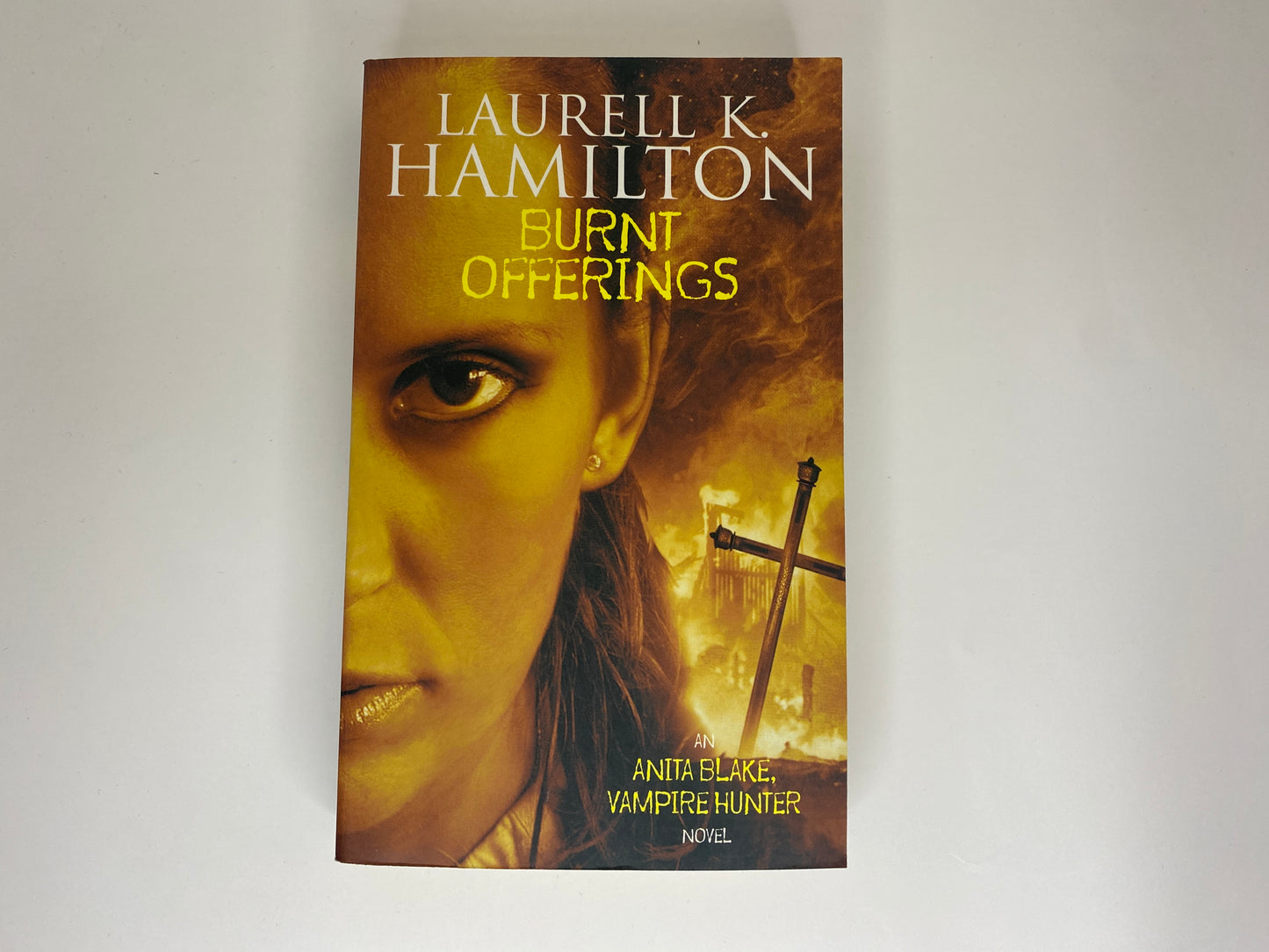 Burnt Offerings by Laurell K. Hamilton, book 7 in the Anita Blake, Vampire Hunter series, ISBN: 9781841490526, voorkant