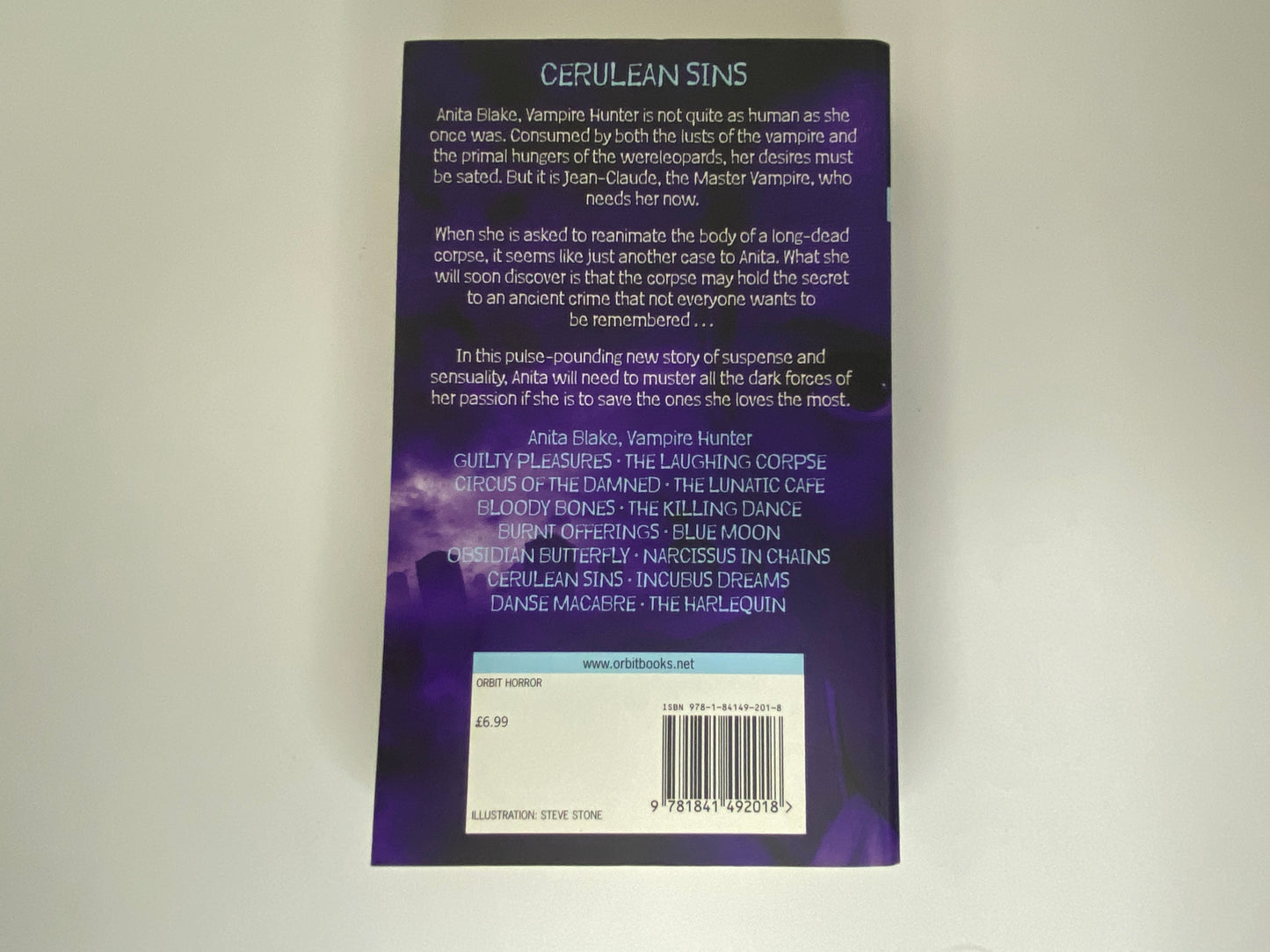 Cerulean Sins by Laurell K. Hamilton, book 11 in the Anita Blake, Vampire Hunter series, ISBN: 9781841492018, achterkant