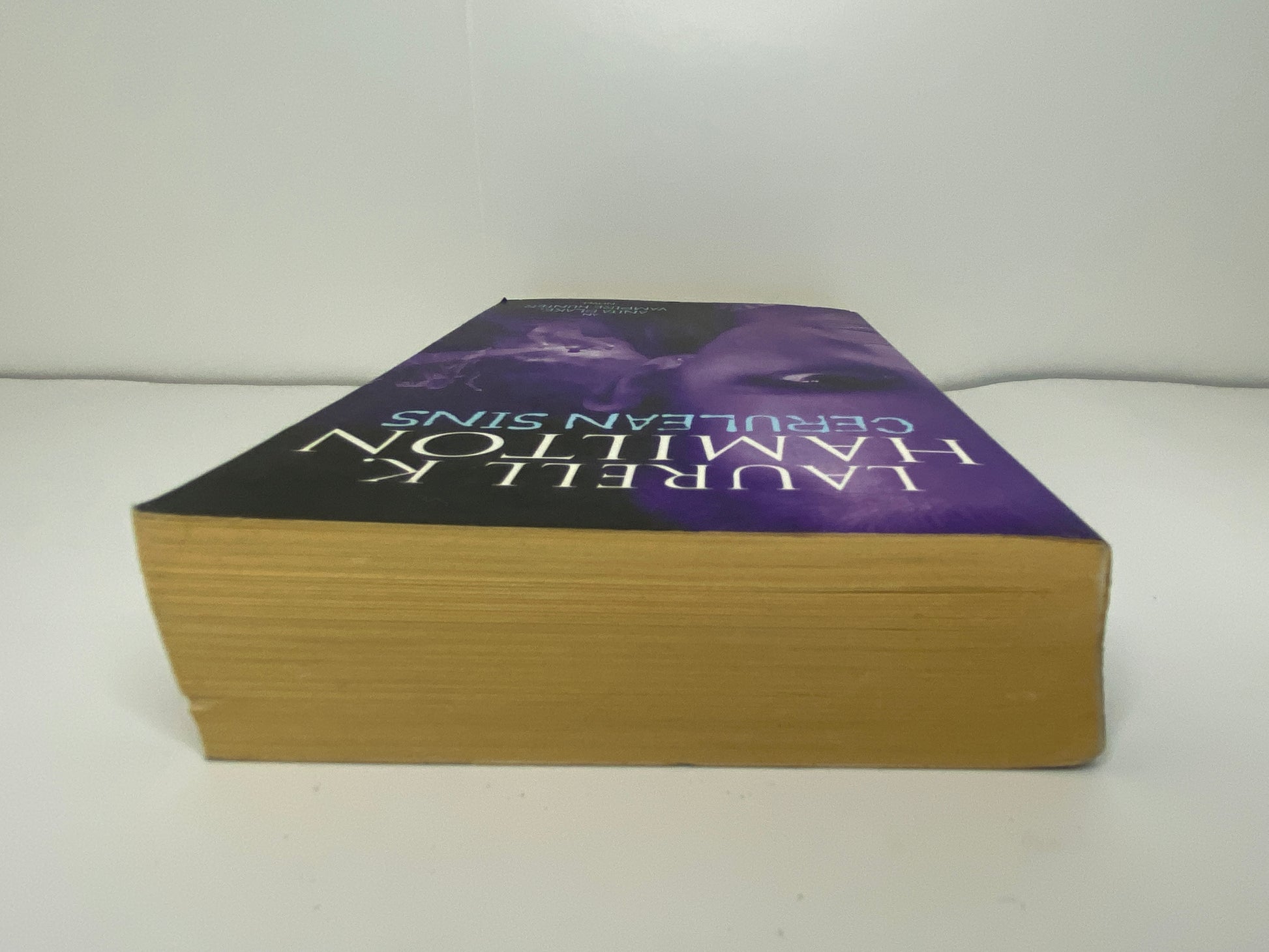 Cerulean Sins by Laurell K. Hamilton, book 11 in the Anita Blake, Vampire Hunter series, ISBN: 9781841492018, bovenkant