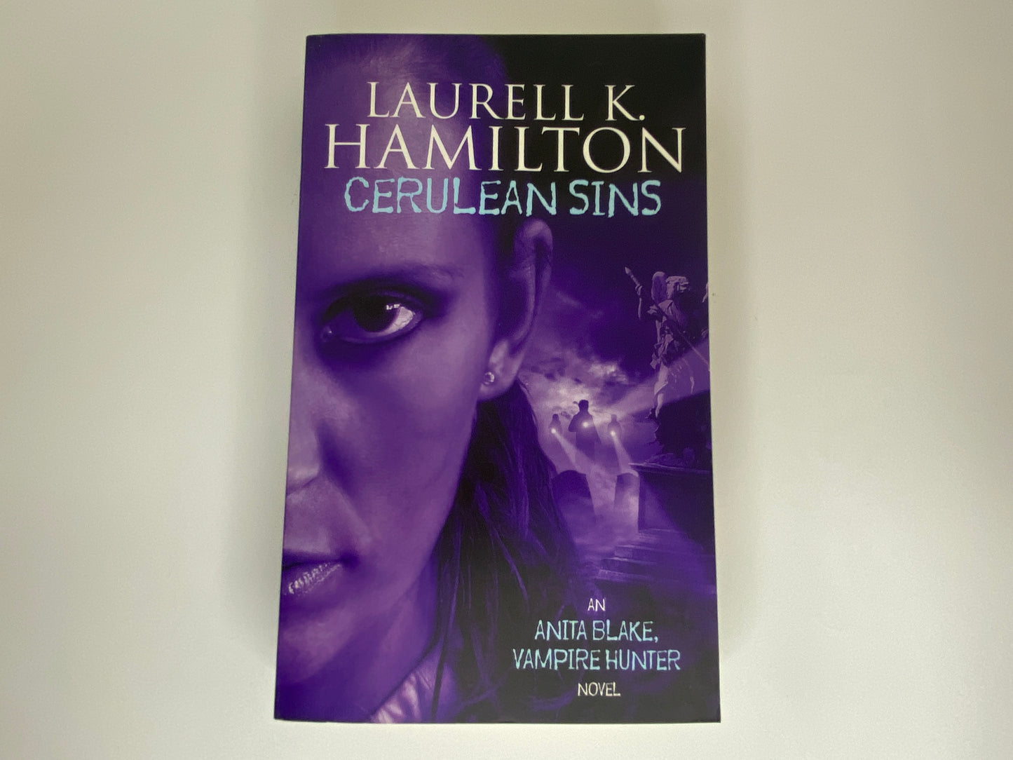 Cerulean Sins by Laurell K. Hamilton, book 11 in the Anita Blake, Vampire Hunter series, ISBN: 9781841492018, voorkant
