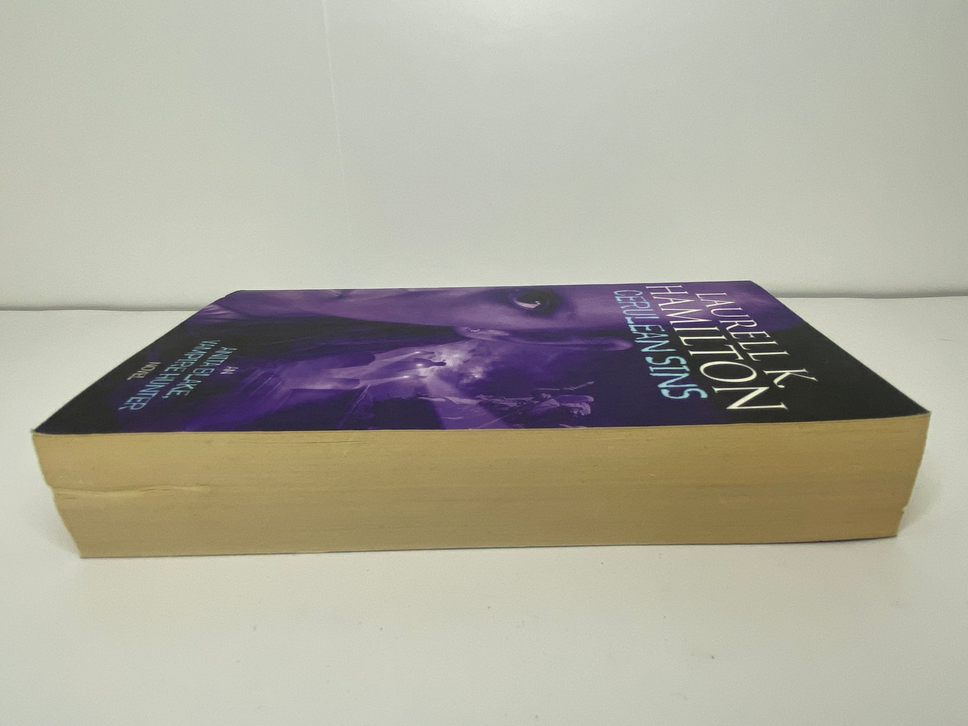 Cerulean Sins by Laurell K. Hamilton, book 11 in the Anita Blake, Vampire Hunter series, ISBN: 9781841492018, zijkant