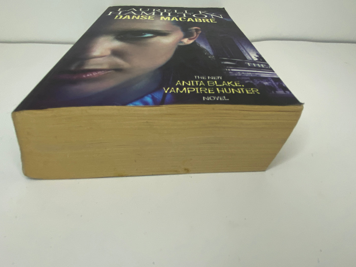 Danse Macabre by Laurell K. Hamilton, book 13 in the Anita Blake, Vampire Hunter series, ISBN: 9781841493190, onderkant