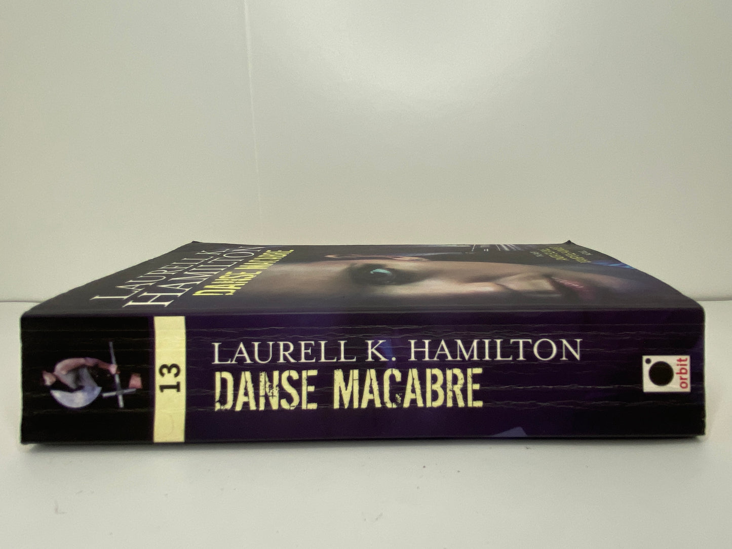 Danse Macabre by Laurell K. Hamilton, book 13 in the Anita Blake, Vampire Hunter series, ISBN: 978184149319, rug