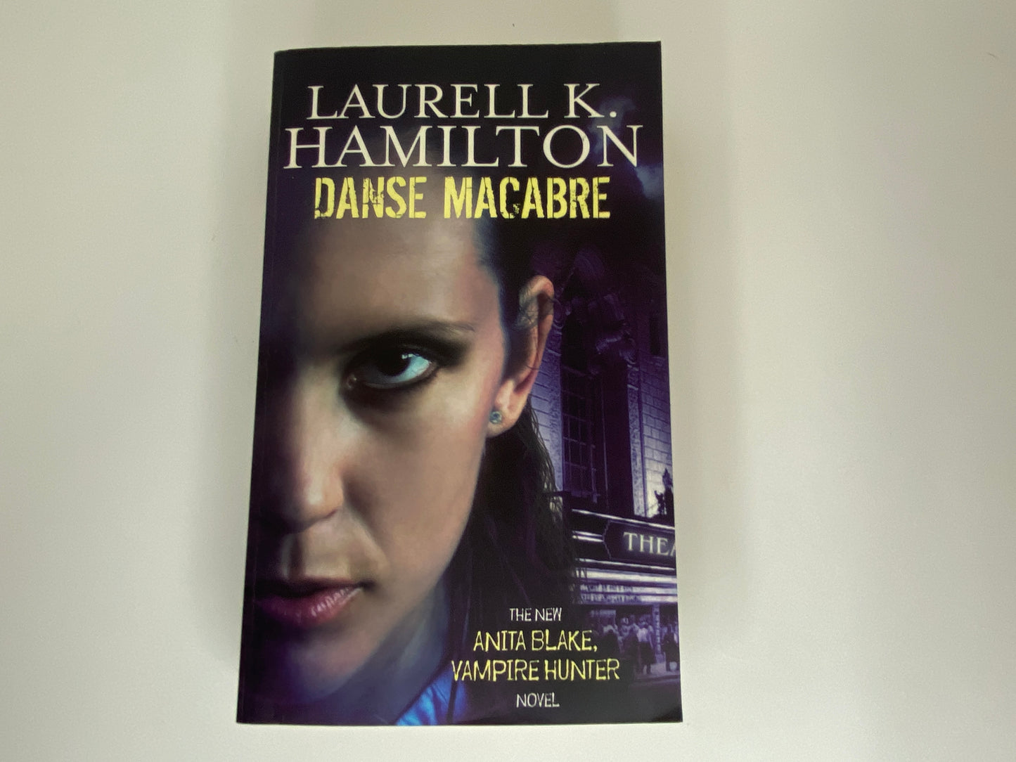 Danse Macabre by Laurell K. Hamilton, book 13 in the Anita Blake, Vampire Hunter series, ISBN: 9781841493190, voorkant