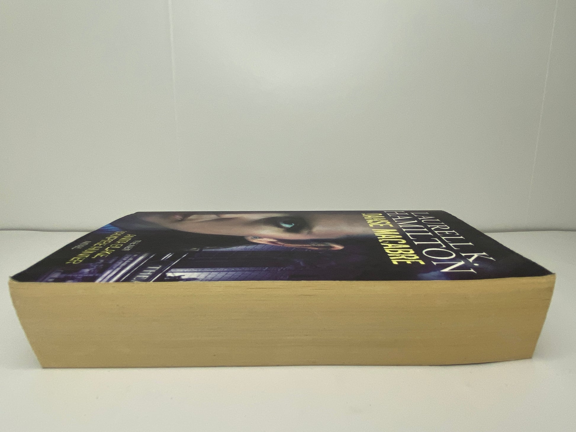 Danse Macabre by Laurell K. Hamilton, book 13 in the Anita Blake, Vampire Hunter series, ISBN: 9781841493190, zijkant