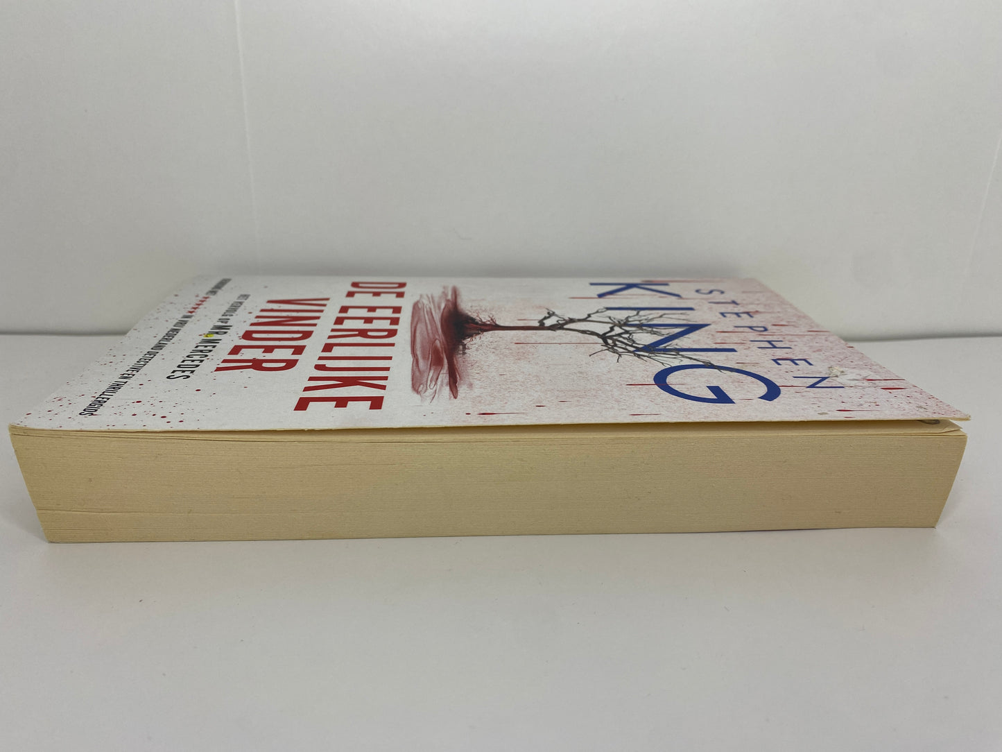 De Eerlijke Vinder van Stephen King, boek 2 in de Bill Hodges trilogie, ISBN: 9789021026039, zijkant