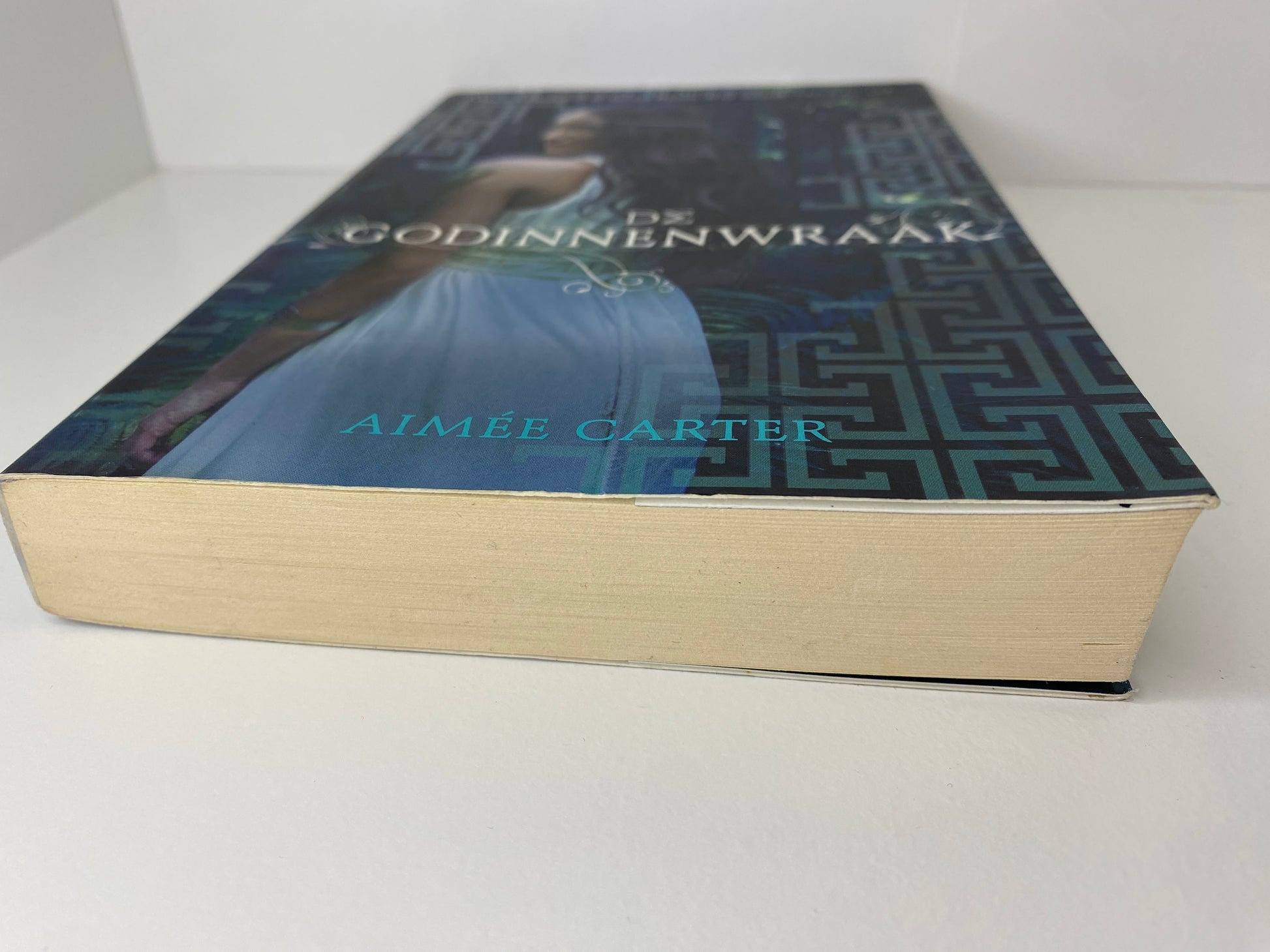 De Godinnenwraak, boek 2 in De Godinnentest trilogie van Aimée Carter, ISBN: 9789034755902, onderkant
