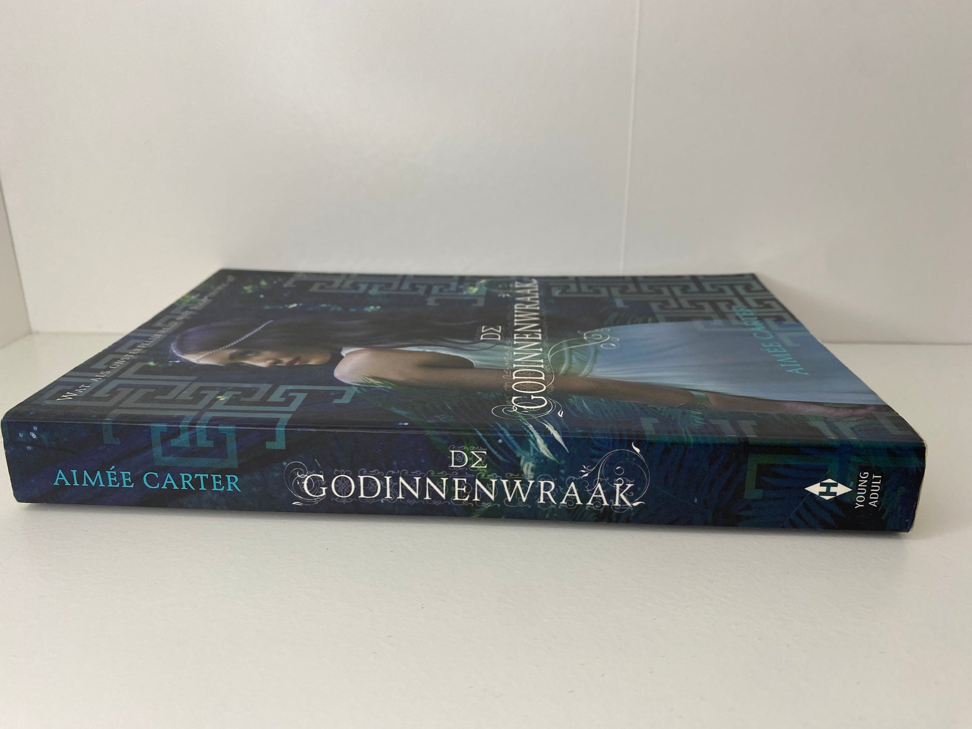 De Godinnenwraak, boek 2 in De Godinnentest trilogie van Aimée Carter, ISBN: 9789034755902, rug