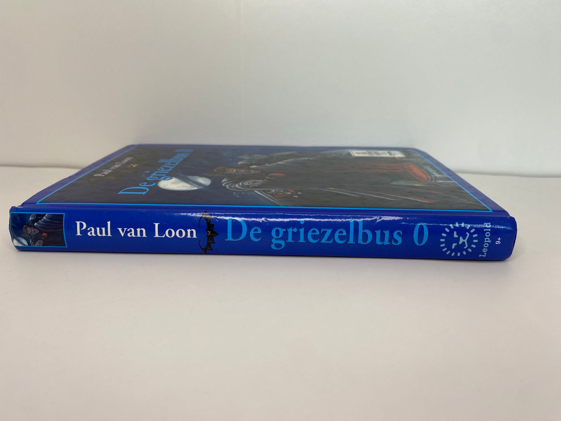 De Griezelbus 0 van Paul van Loon, ISBN: 9789025841157, rug