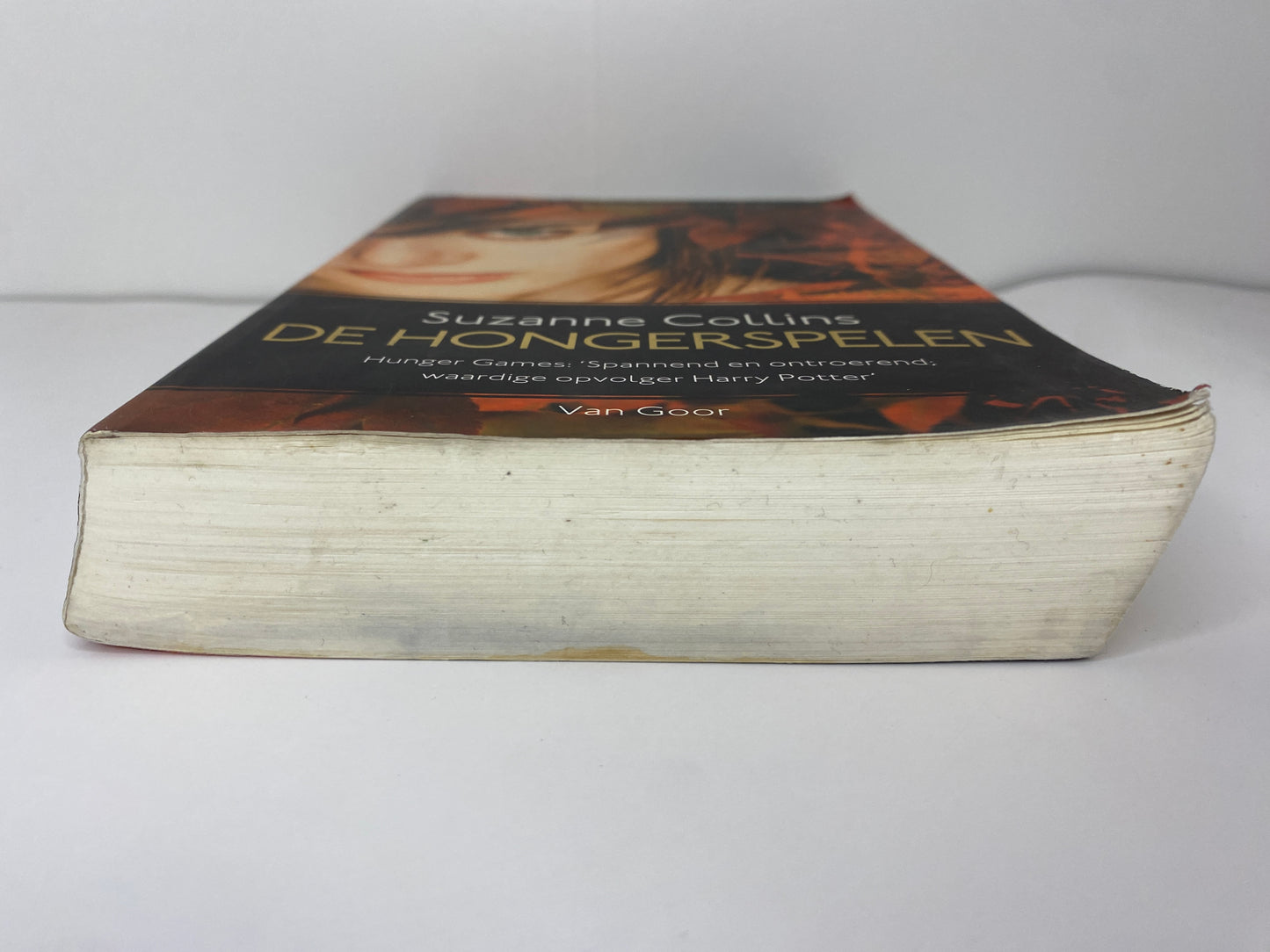De Hongerspelen van Suzanne Collins boek 1 in De Hongerspelen trilogie, ISBN: 9789047515975, onderkant