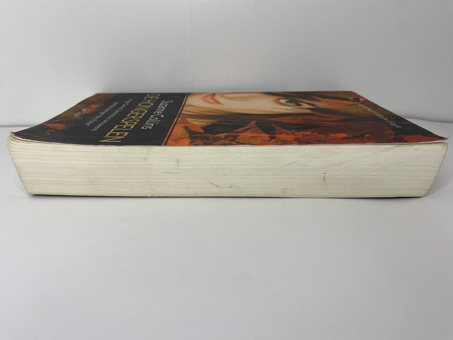 De Hongerspelen van Suzanne Collins boek 1 in De Hongerspelen trilogie, ISBN: 9789047515975, zijkant
