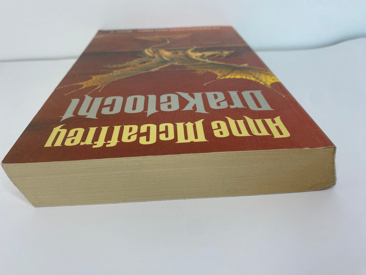 Draketocht van Anne McCaffrey, boek 2 in de Drakerijders van Pern, ISBN: 9789022512425 bovenkant