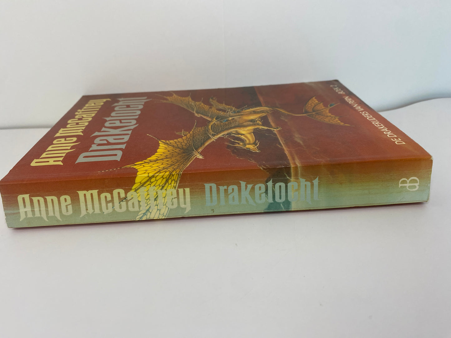Draketocht van Anne McCaffrey, boek 2 in de Drakerijders van Pern, ISBN: 9789022512425 rug