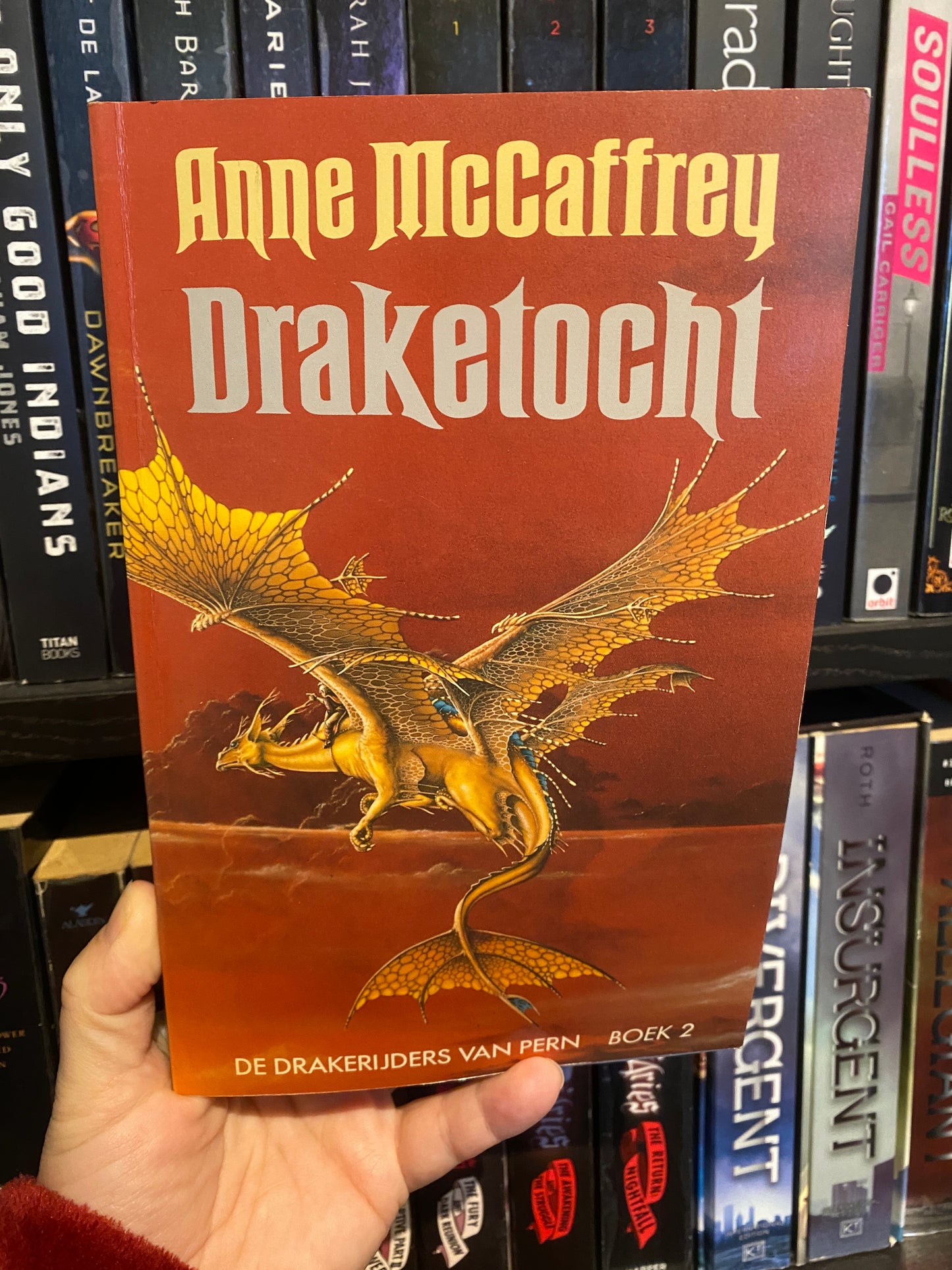 Draketocht van Anne McCaffrey, boek 2 in de Drakerijders van Pern, ISBN: 9789022512425 sfeerbeeld