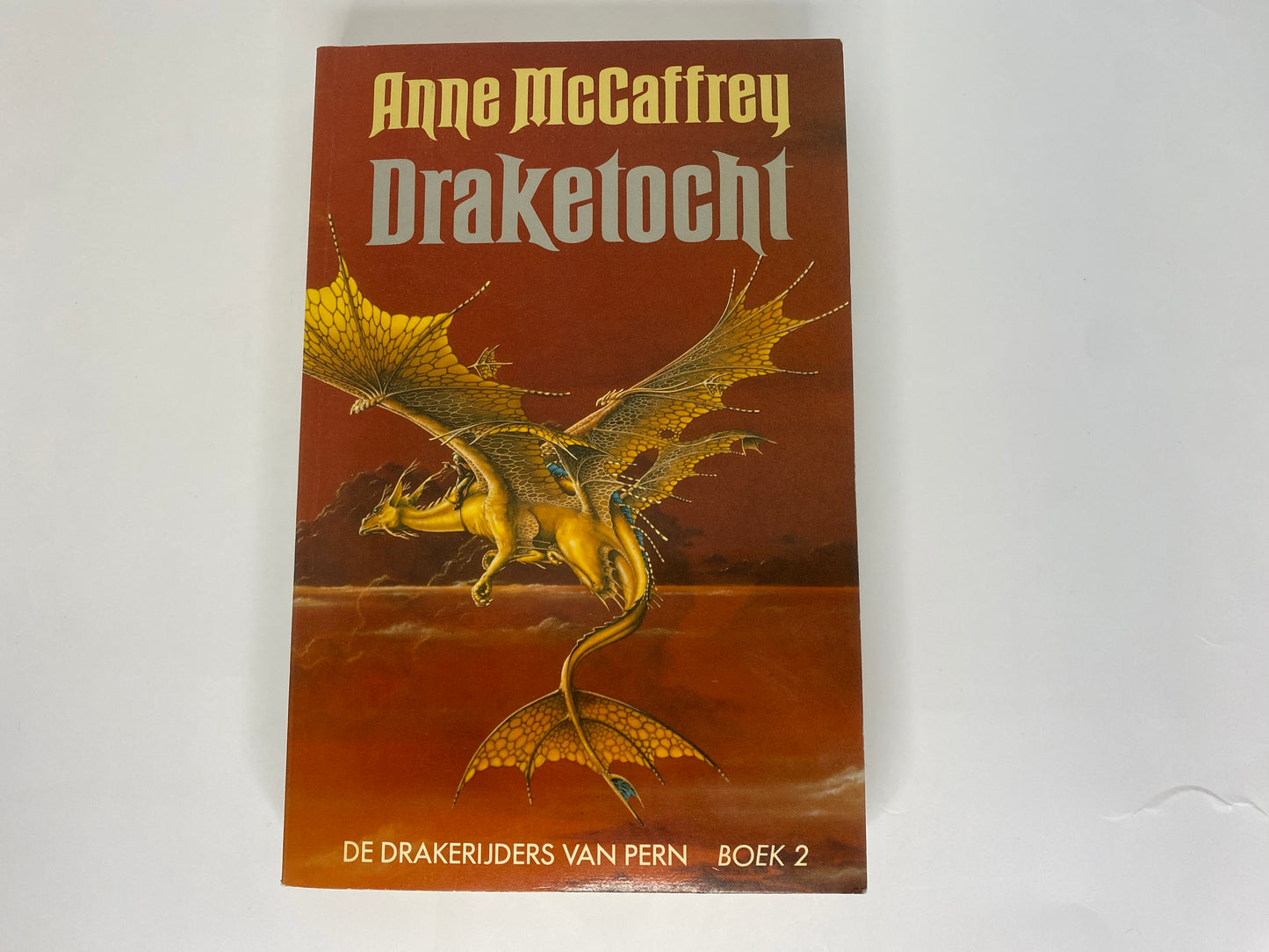 Draketocht van Anne McCaffrey, boek 2 in de Drakerijders van Pern, ISBN: 9789022512425 voorkant