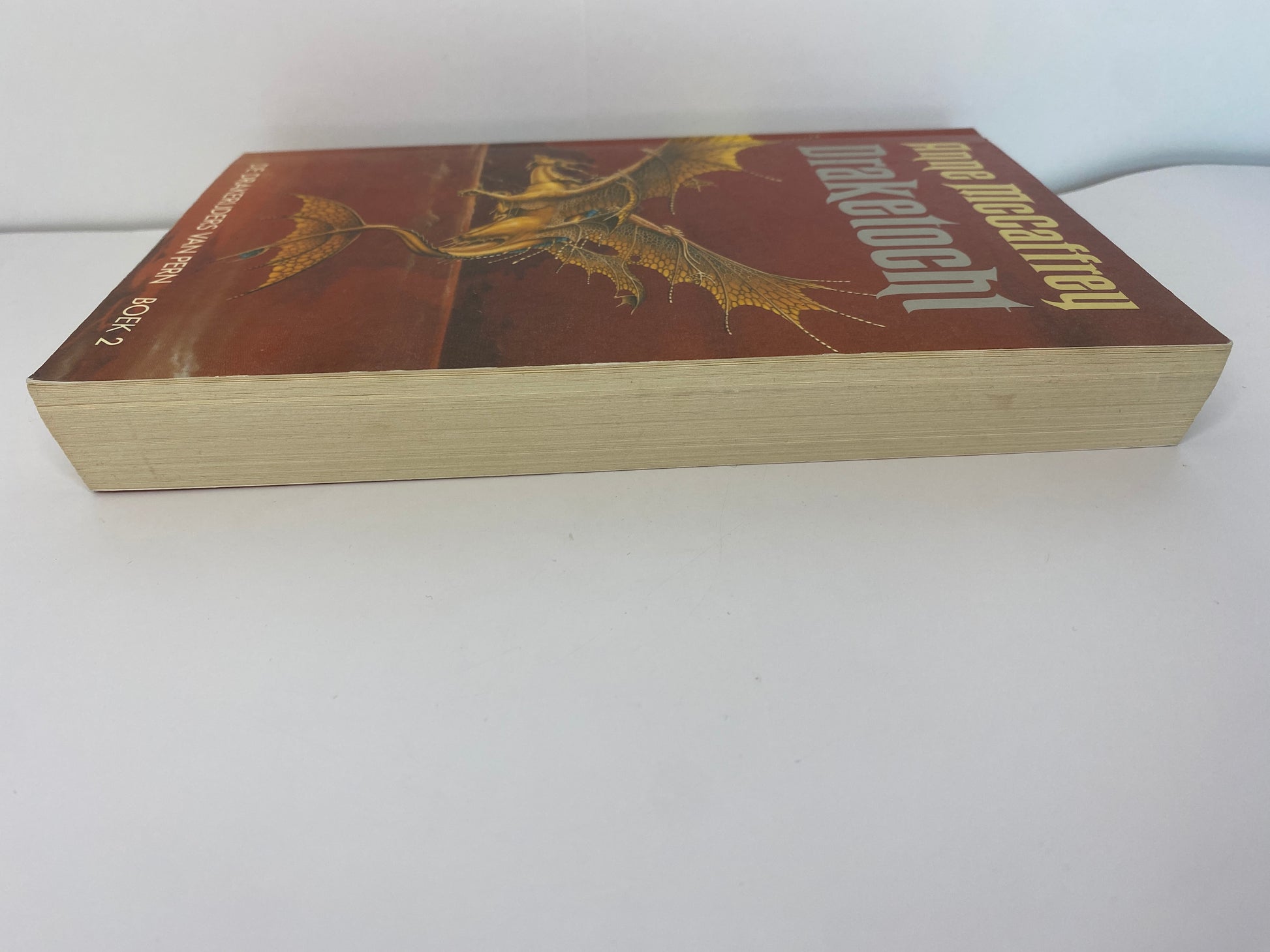 Draketocht van Anne McCaffrey, boek 2 in de Drakerijders van Pern, ISBN: 9789022512425 zijkant