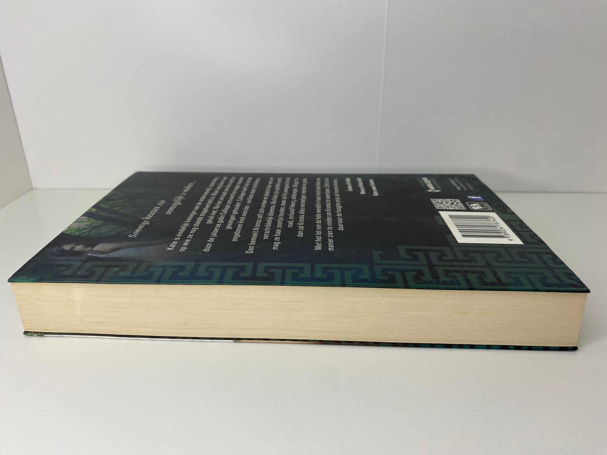 Het Godinnenoffer, boek 3 in De Godinnentest trilogie van Aimée Carter, ISBN: 9789034787620 zijkant