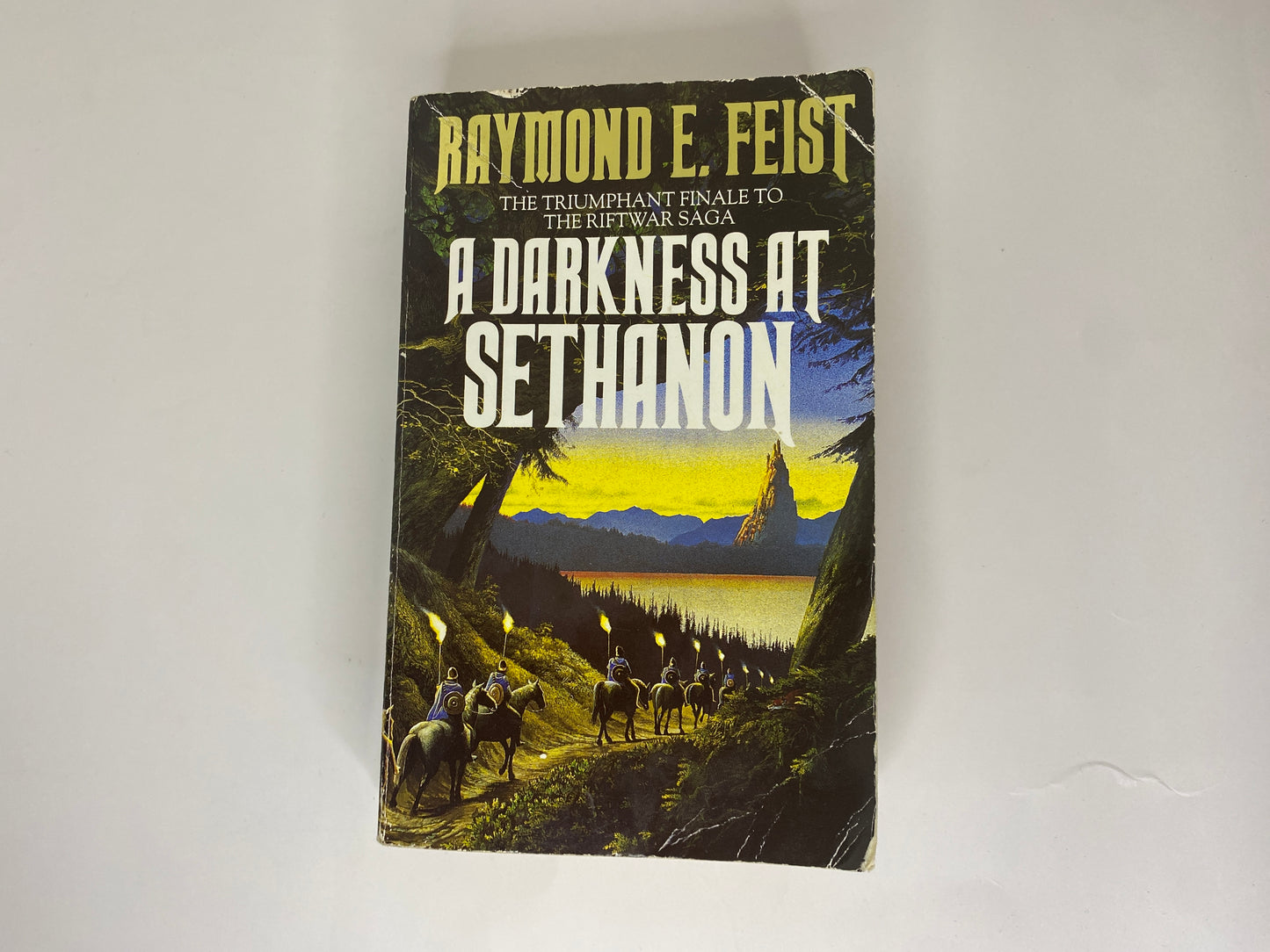 A Darkness At Sethanon, book 4 in the Riftwar Saga by Raymond E. Feist, ISBN: 9780586066881 voorkant