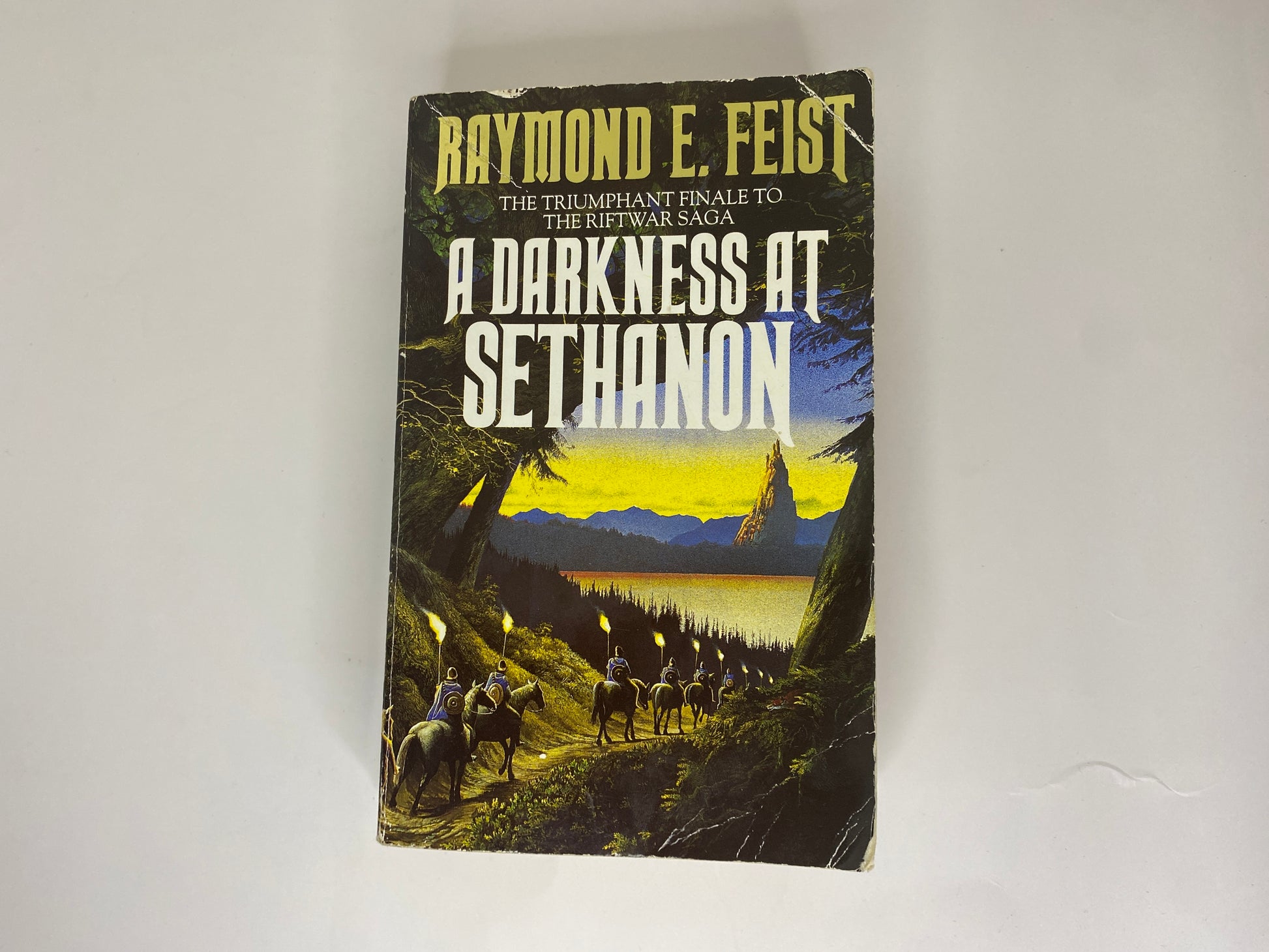 A Darkness At Sethanon, book 4 in the Riftwar Saga by Raymond E. Feist, ISBN: 9780586066881 voorkant