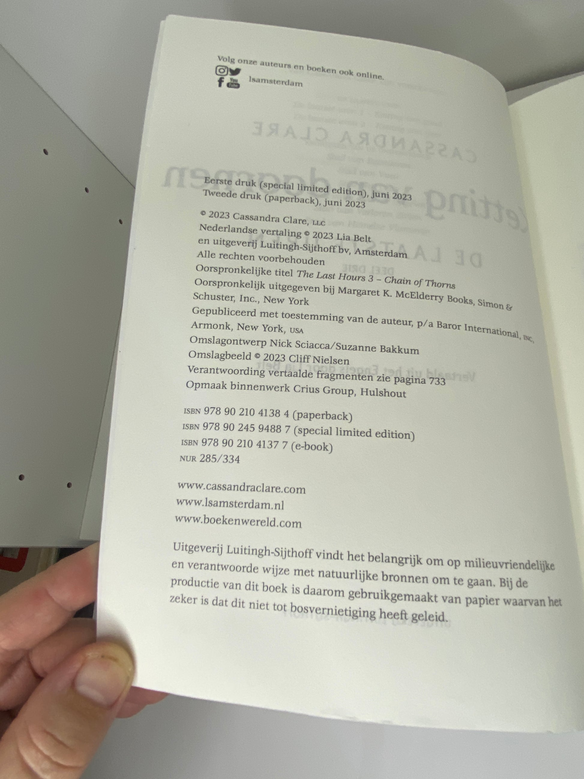 Ketting van Doornen, boek 3 in De Laatste Uren van Cassandra Clare, ISBN 9789021041384 infopagina