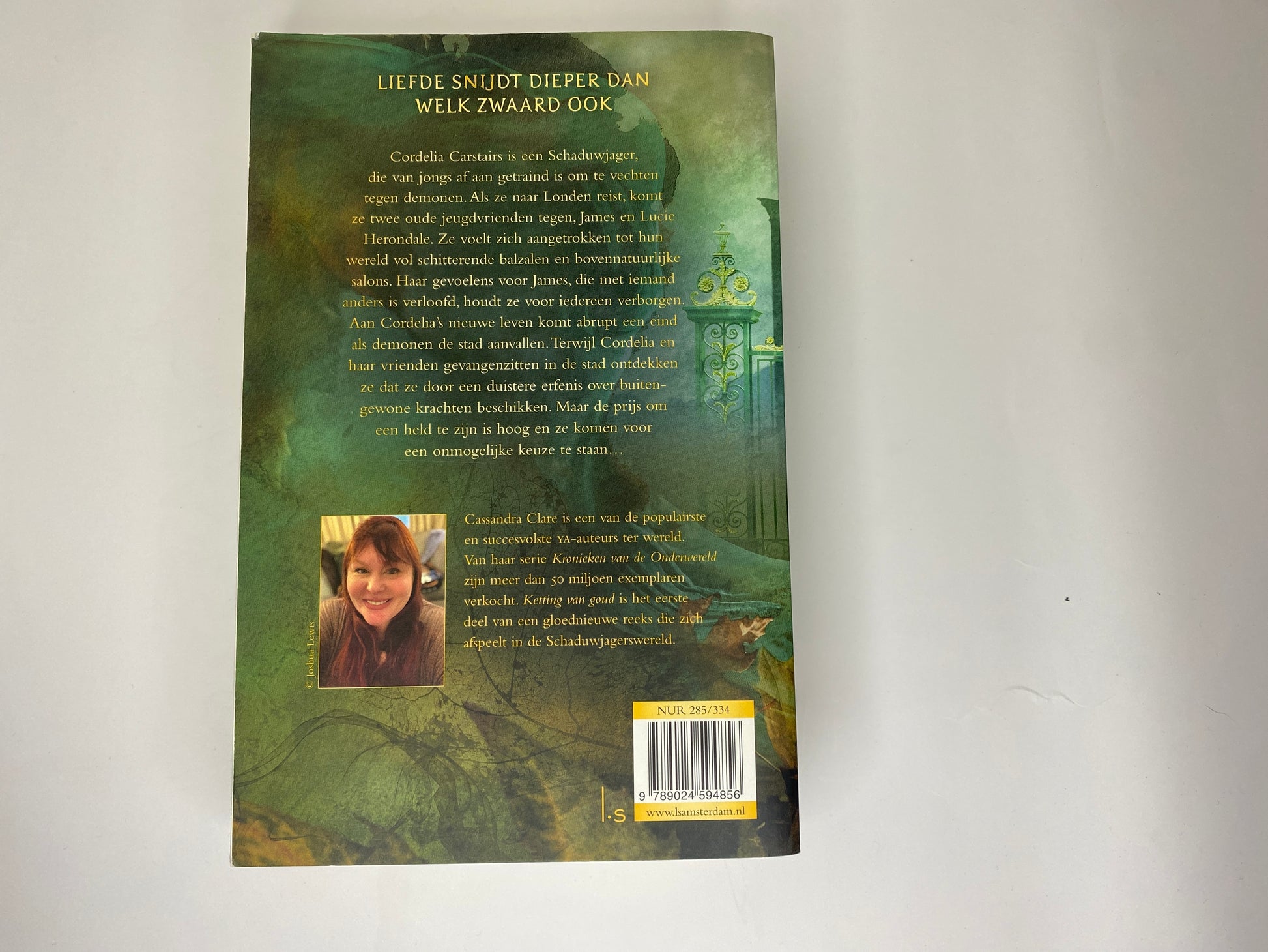 Ketting van Goud, boek 1 in De Laatste Uren trilogie van Cassandra Clare, ISBN: 9789024594856, achterkant