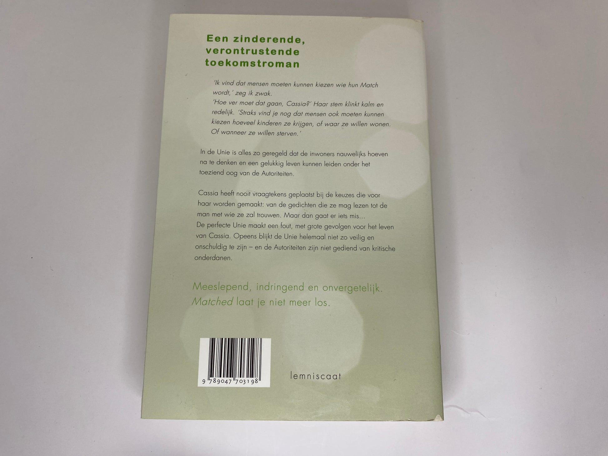 Matched van Ally Condie, boek 1 in de Matched trilogie, ISBN: 9789047703198, achterkant