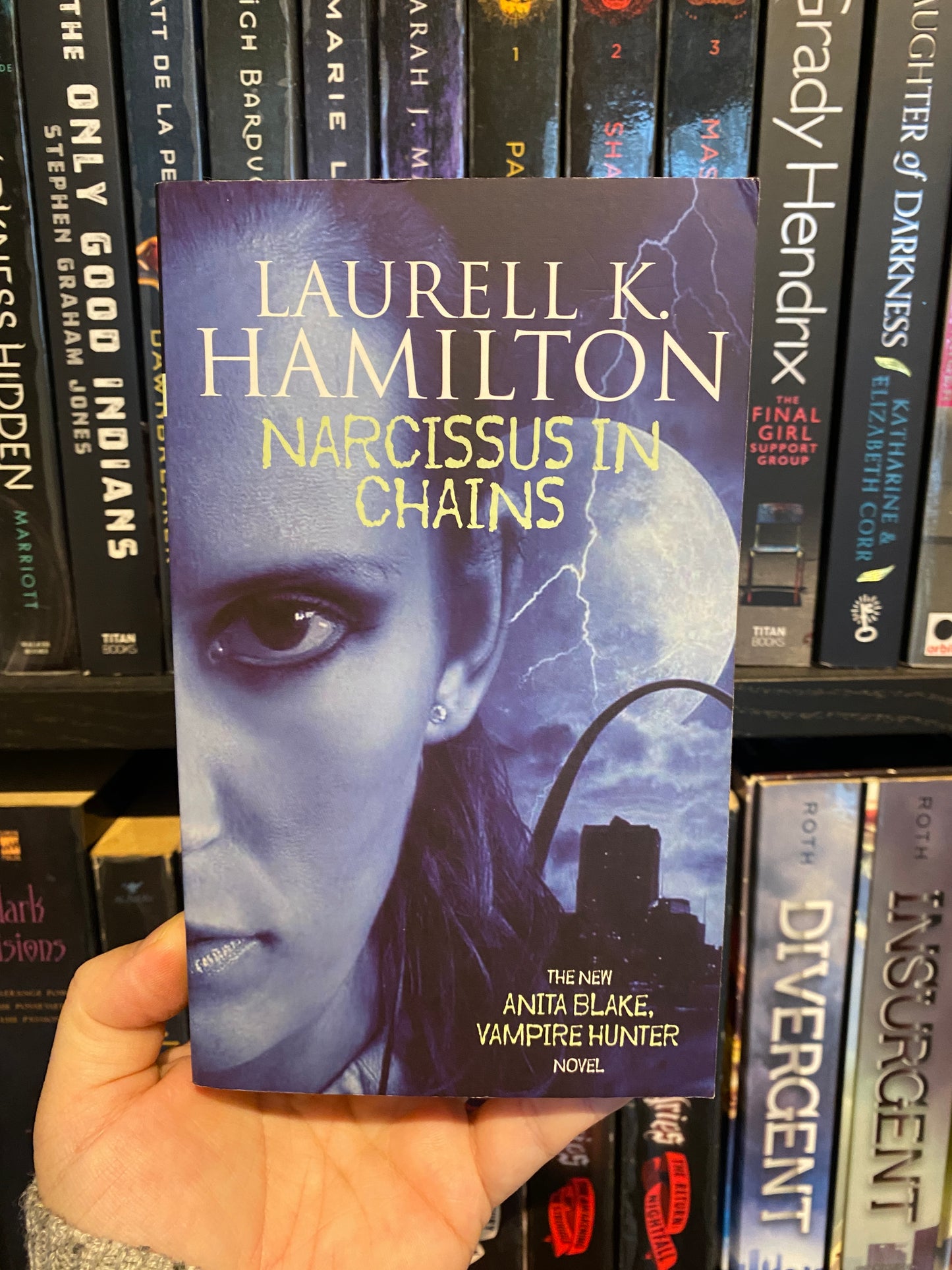 Narcissus In Chains by Laurell K. Hamilton, boek 10 in the Anita Blake, Vampire Hunter series, ISNB: 9781841491349, sfeerbeeld