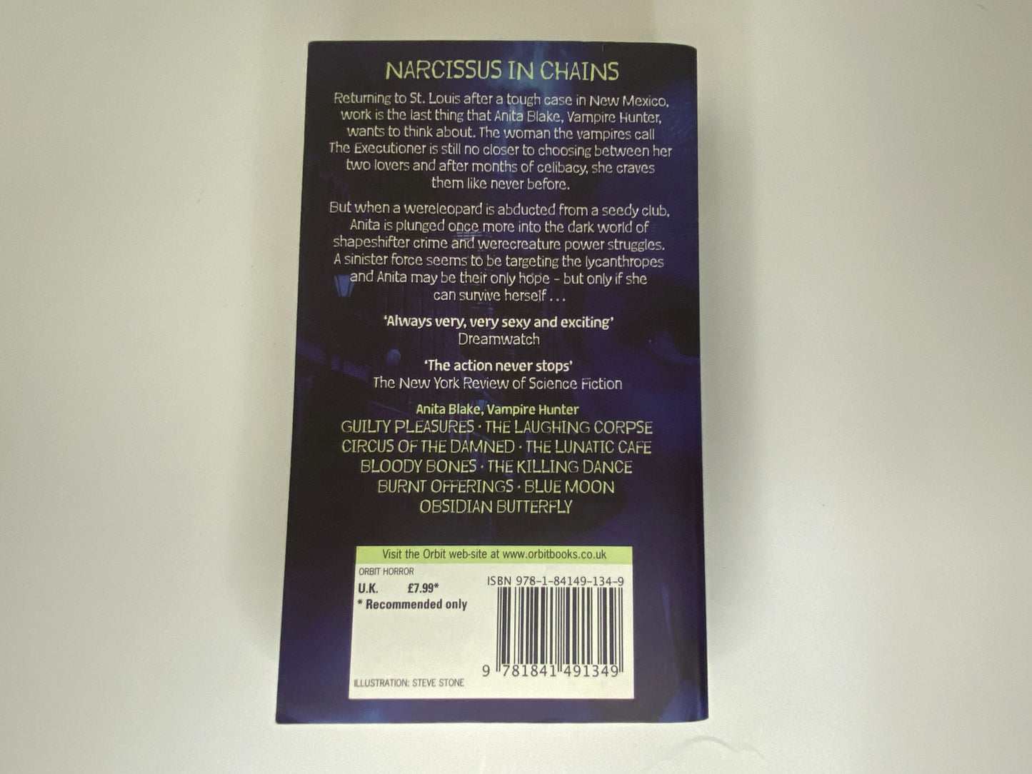 Narcissus In Chains by Laurell K. Hamilton, boek 10 in the Anita Blake, Vampire Hunter series, ISNB: 9781841491349, achterkant