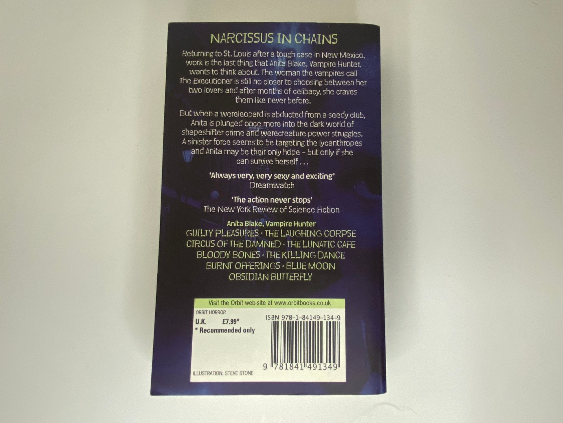 Narcissus In Chains by Laurell K. Hamilton, boek 10 in the Anita Blake, Vampire Hunter series, ISNB: 9781841491349, achterkant