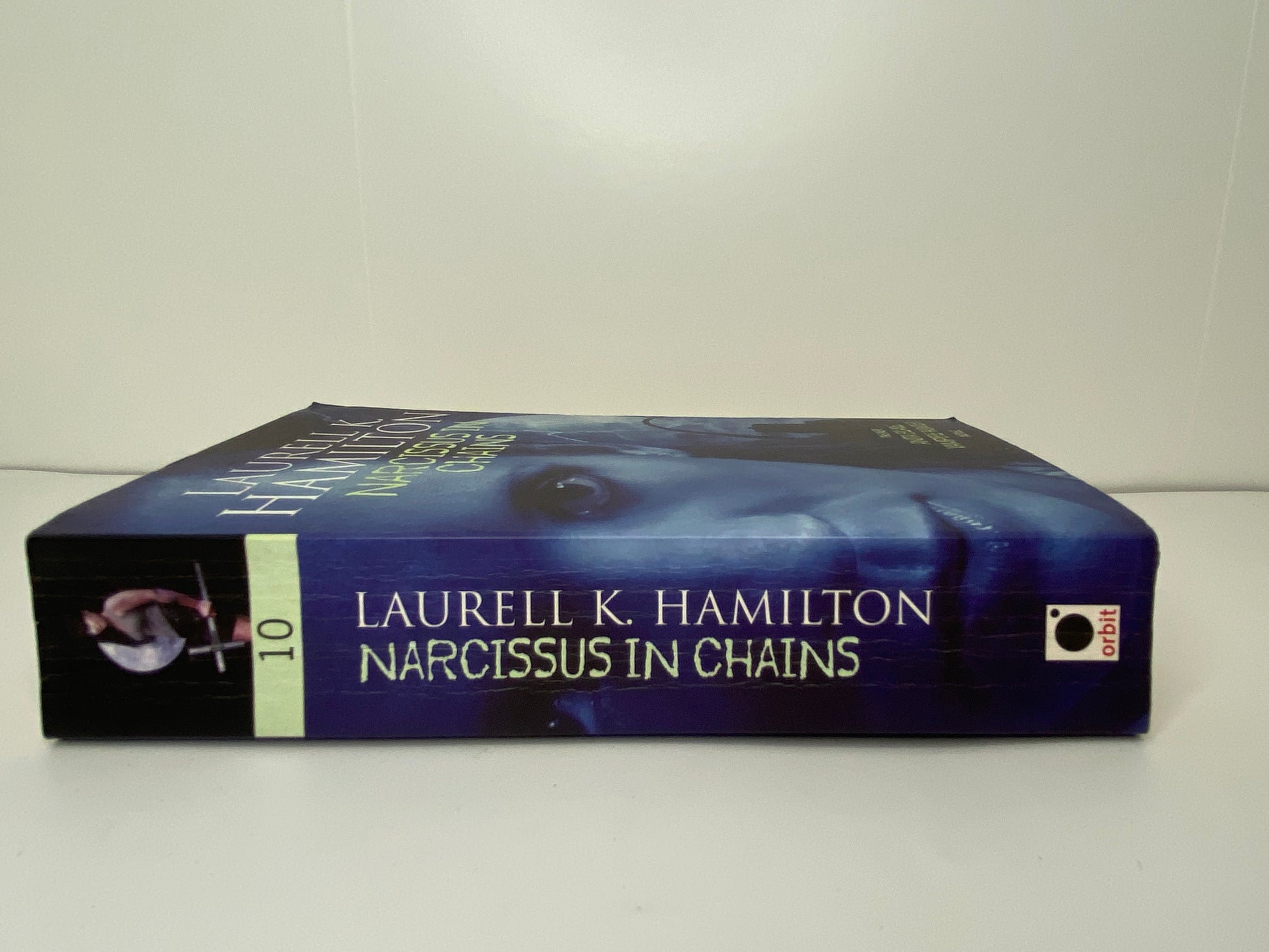 Narcissus In Chains by Laurell K. Hamilton, boek 10 in the Anita Blake, Vampire Hunter series, ISNB: 9781841491349, rug