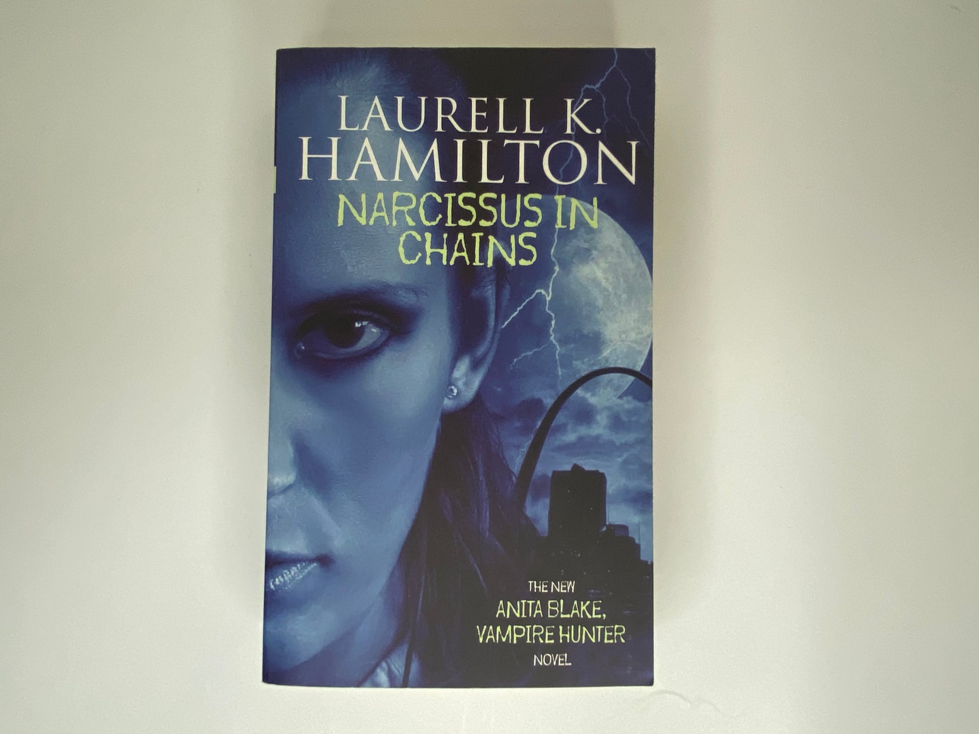 Narcissus In Chains by Laurell K. Hamilton, boek 10 in the Anita Blake, Vampire Hunter series, ISNB: 9781841491349, voorkant