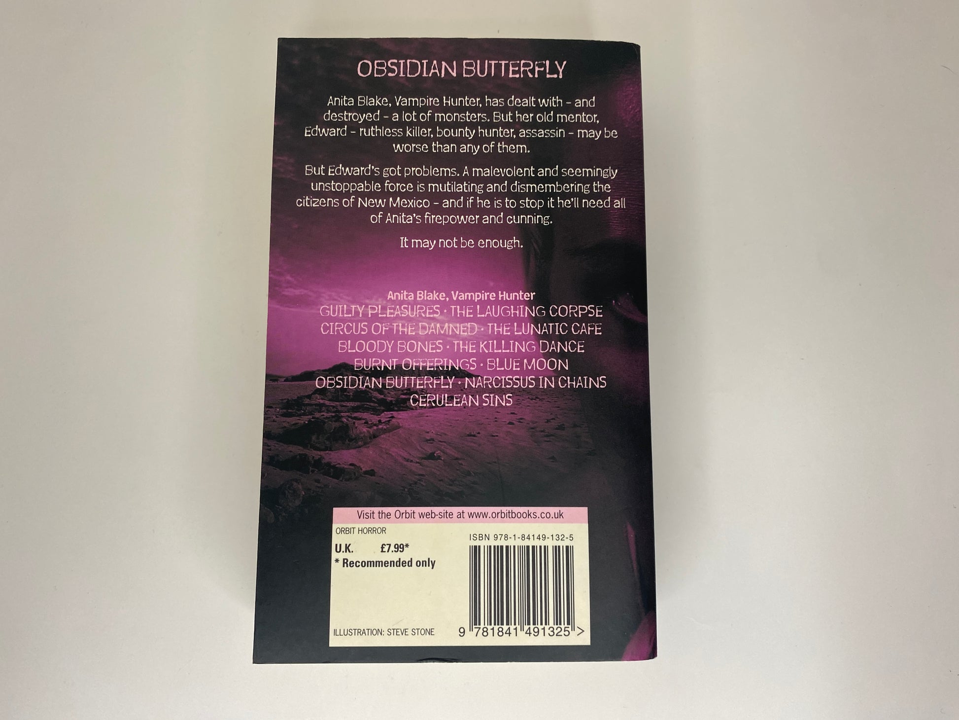 Obsidian Butterfly by Laurell K. Hamilton, book 9 in the Anita Blake Vampire Hunter series, ISBN: 9781841491325, achterkant
