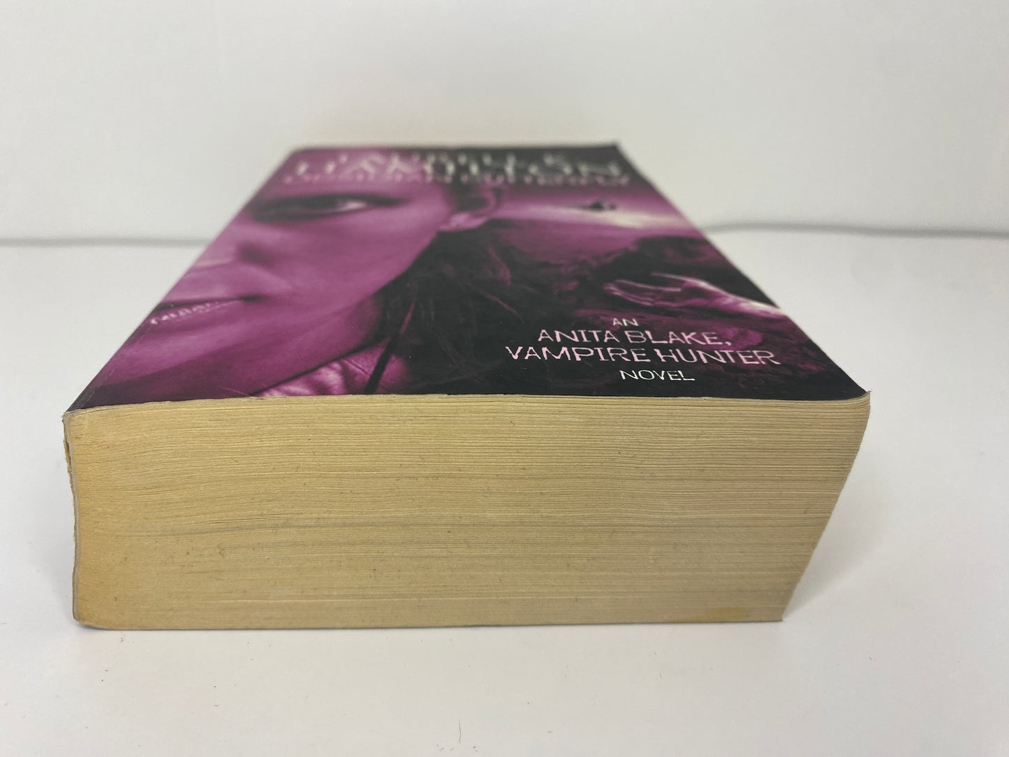 Obsidian Butterfly by Laurell K. Hamilton, book 9 in the Anita Blake Vampire Hunter series, ISBN: 9781841491325, onderkant