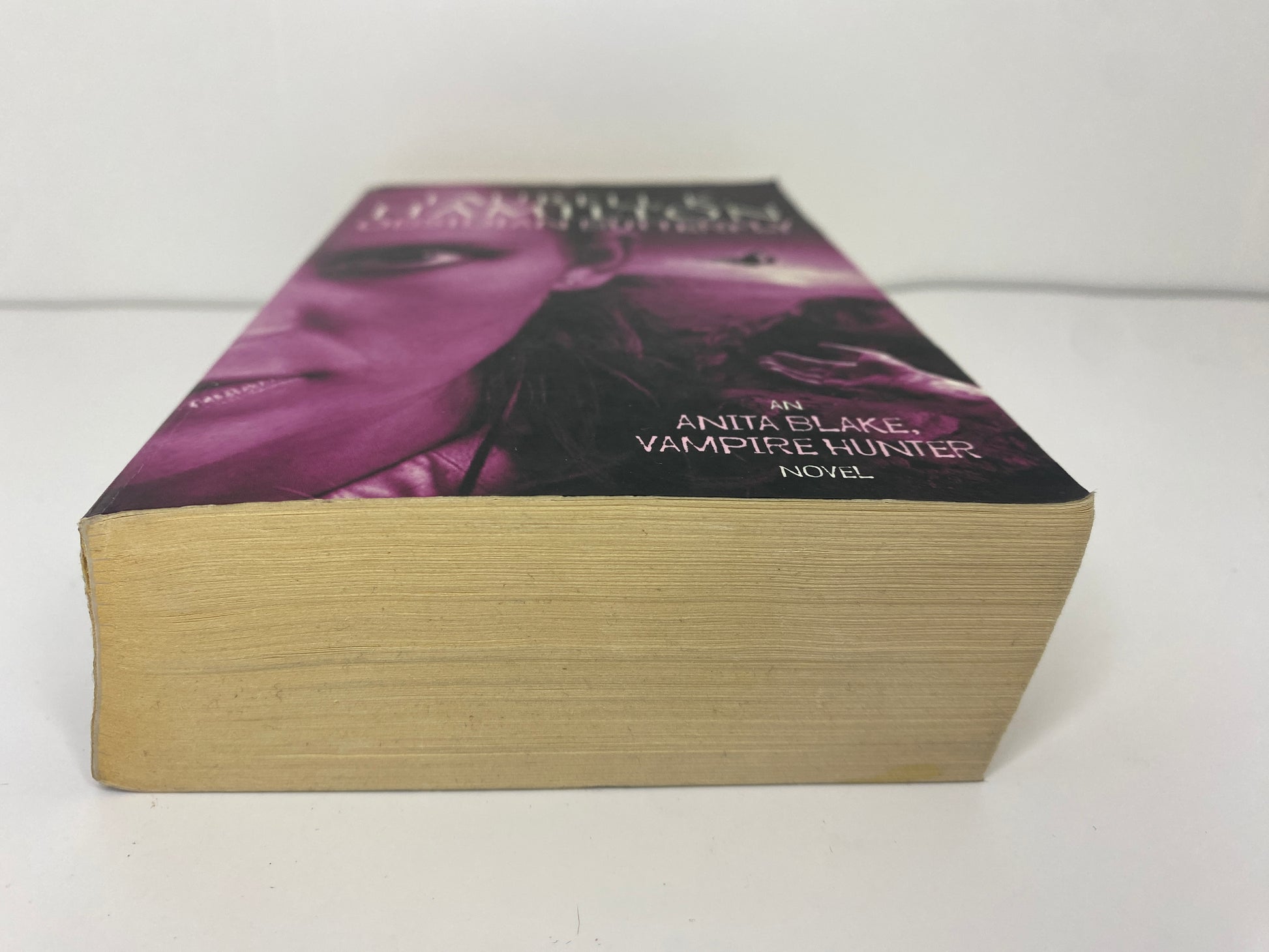 Obsidian Butterfly by Laurell K. Hamilton, book 9 in the Anita Blake Vampire Hunter series, ISBN: 9781841491325, onderkant