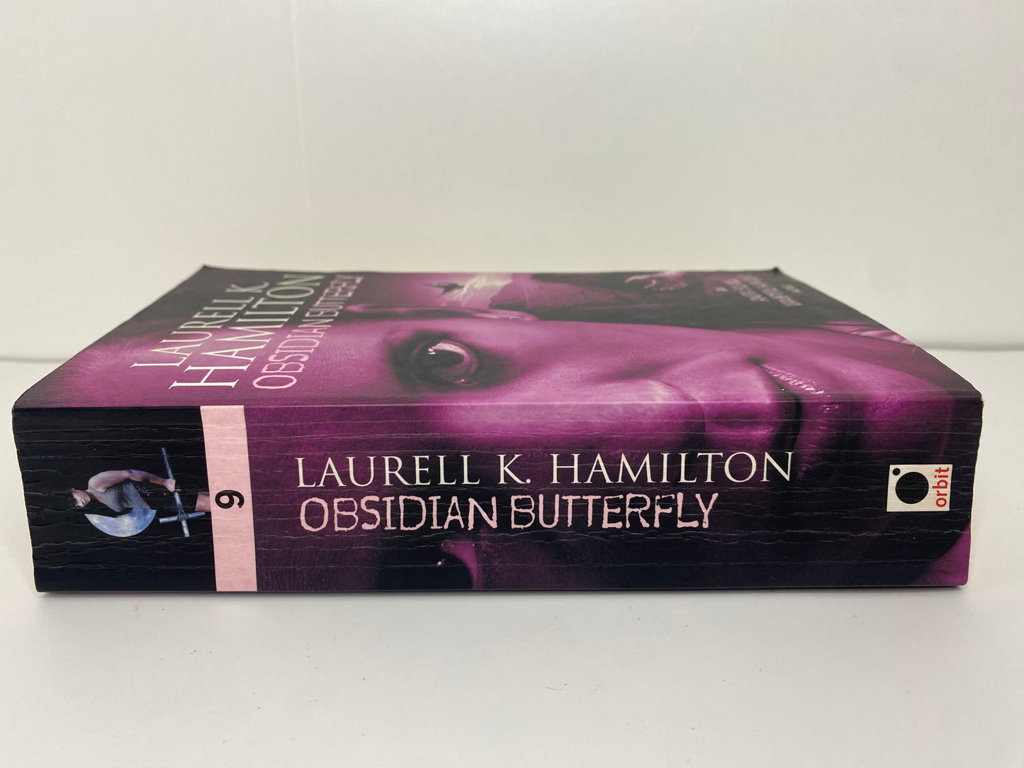 Obsidian Butterfly by Laurell K. Hamilton, book 9 in the Anita Blake Vampire Hunter series, ISBN: 9781841491325, rug