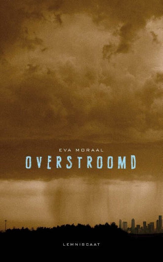 Overstroomd van Eva Moraal, boek met op de voorkant wolken en regen over een stad.