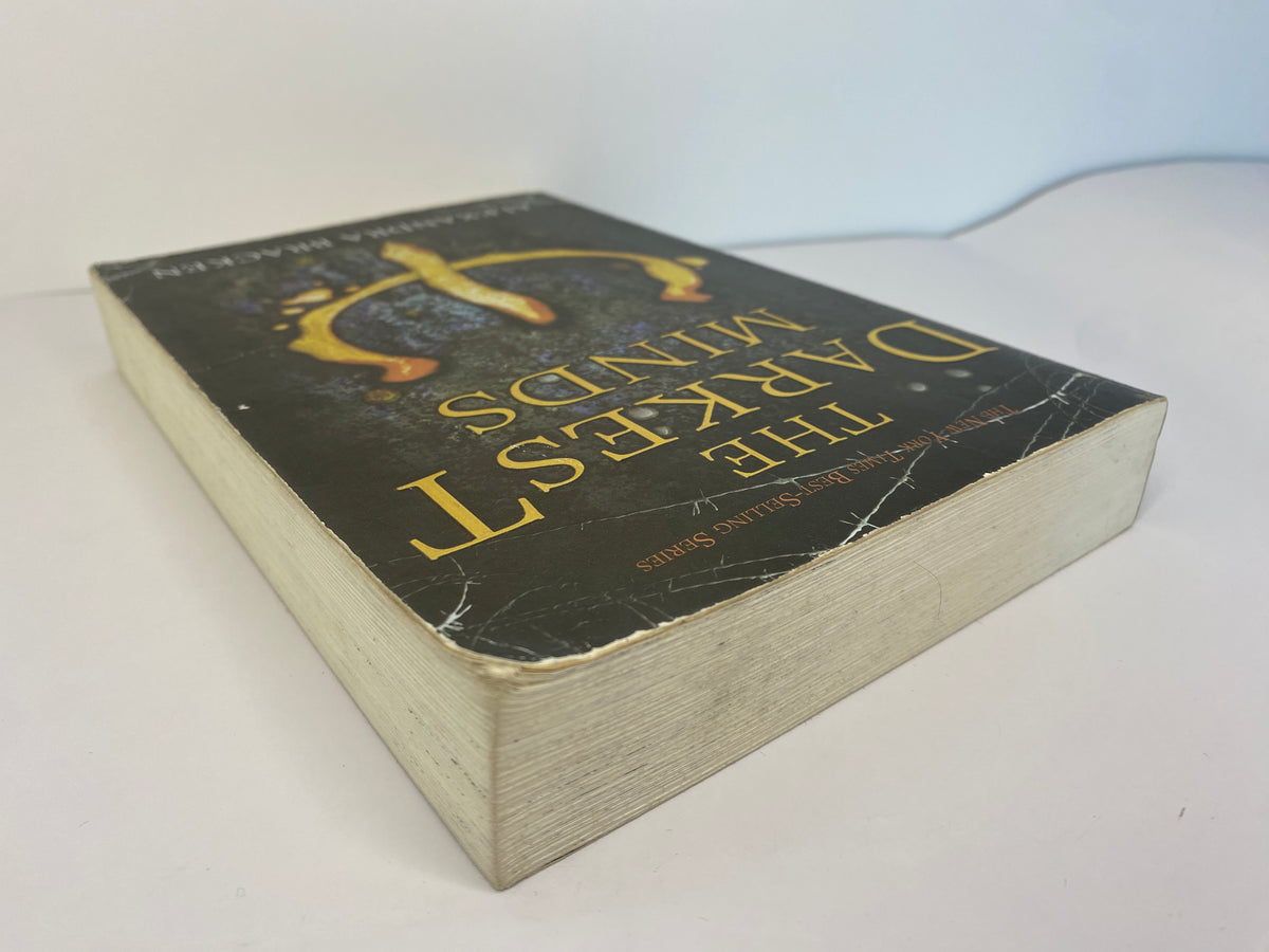 The Darkest Minds by Alexandra Bracken, ISBN: 9781423159322, top