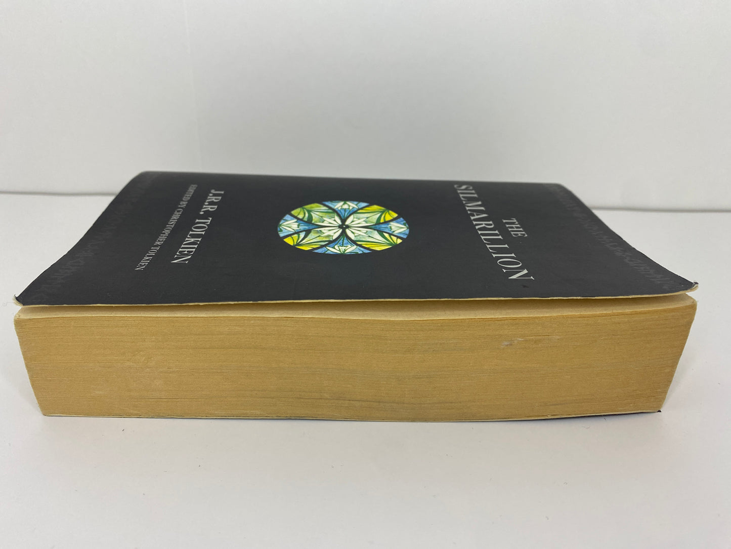 The Silmarillion by J.R.R. Tolkien, ISBN: 9780261102736, zijkant